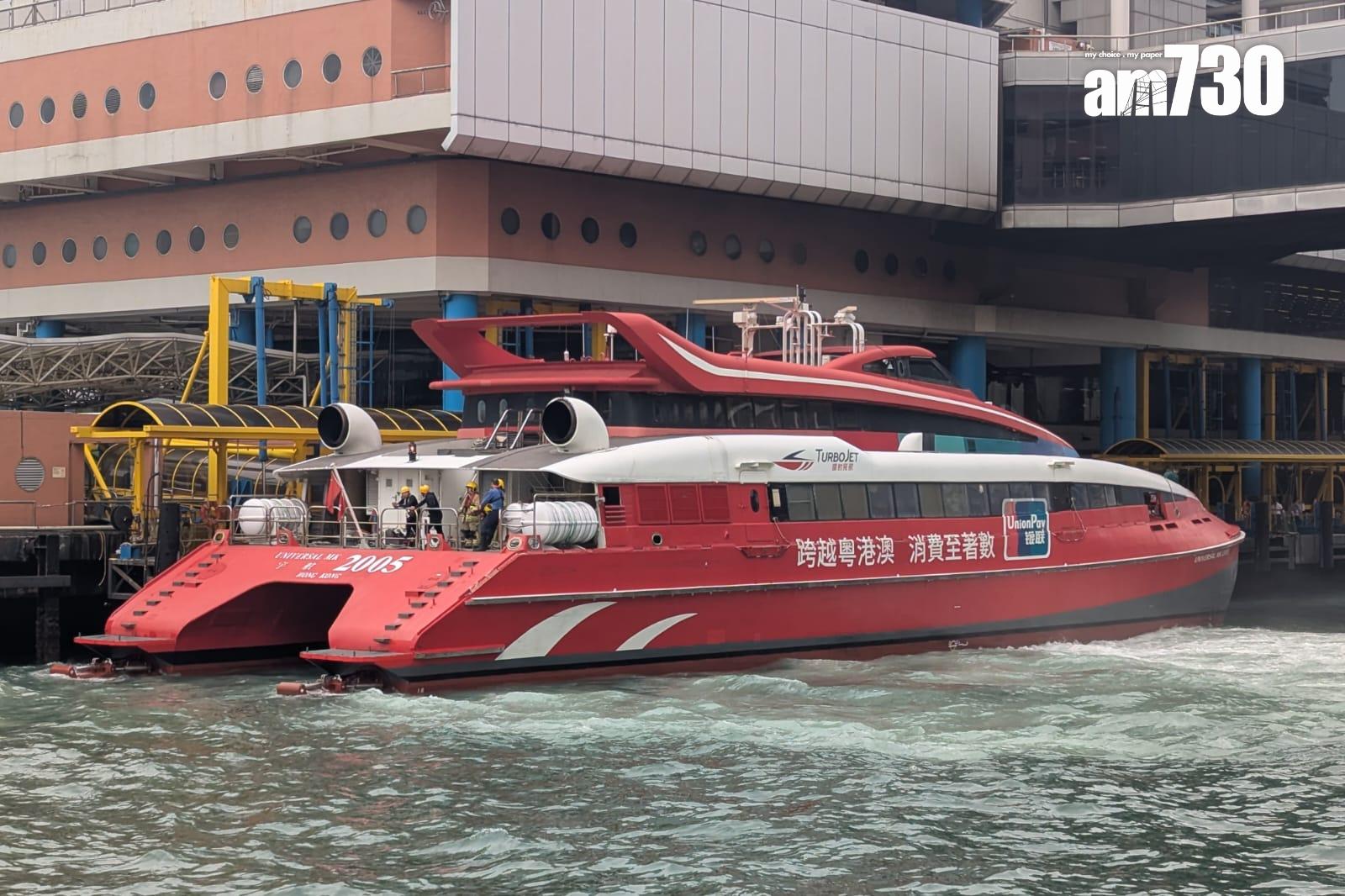 一艘由澳門返香港的噴射飛航客輪在上環信德中心碼頭泊岸時撞向岸邊。(羅庸軒攝)