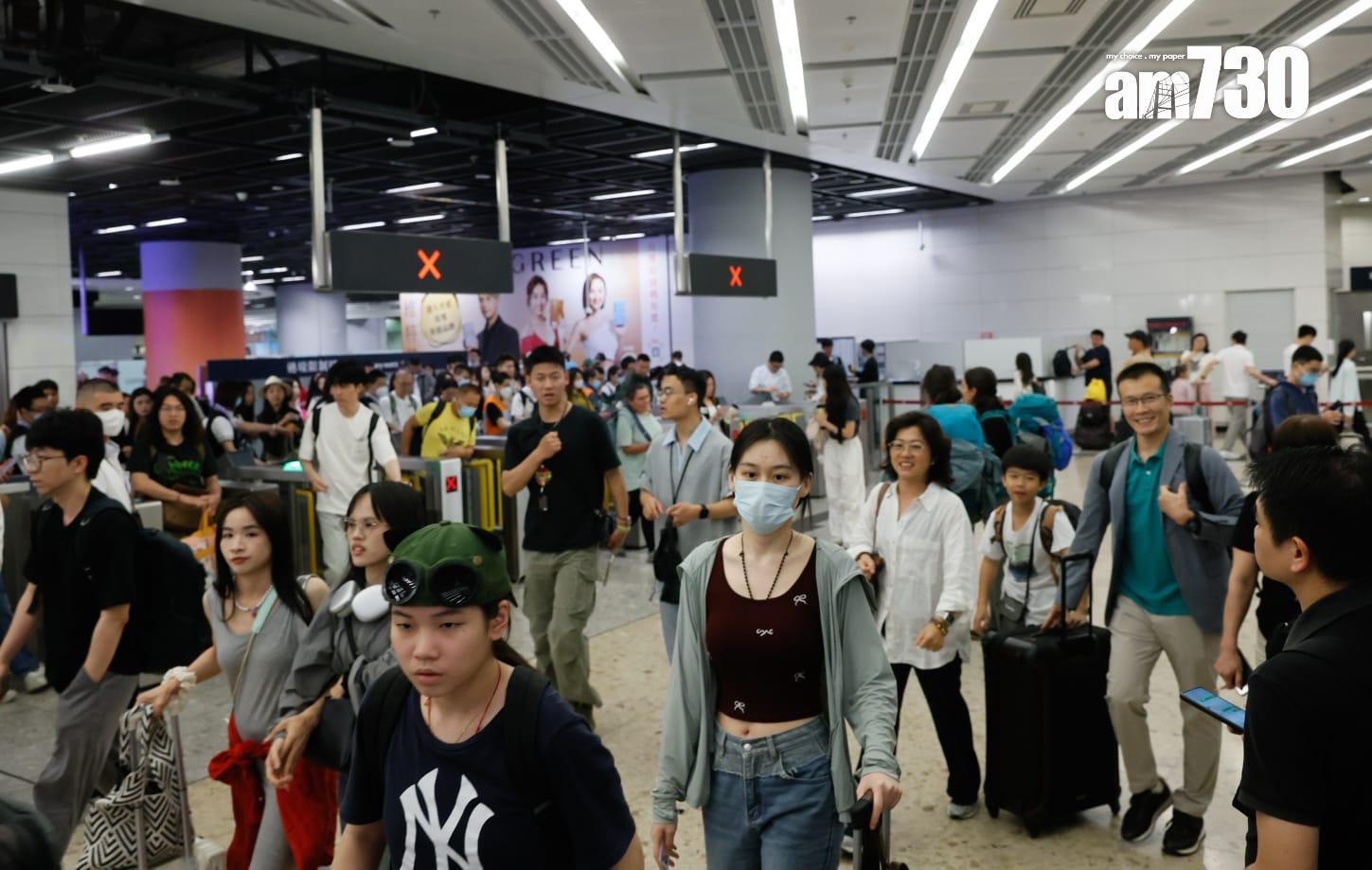 高鐵西龍站有不少旅客。(蘇文傑攝)