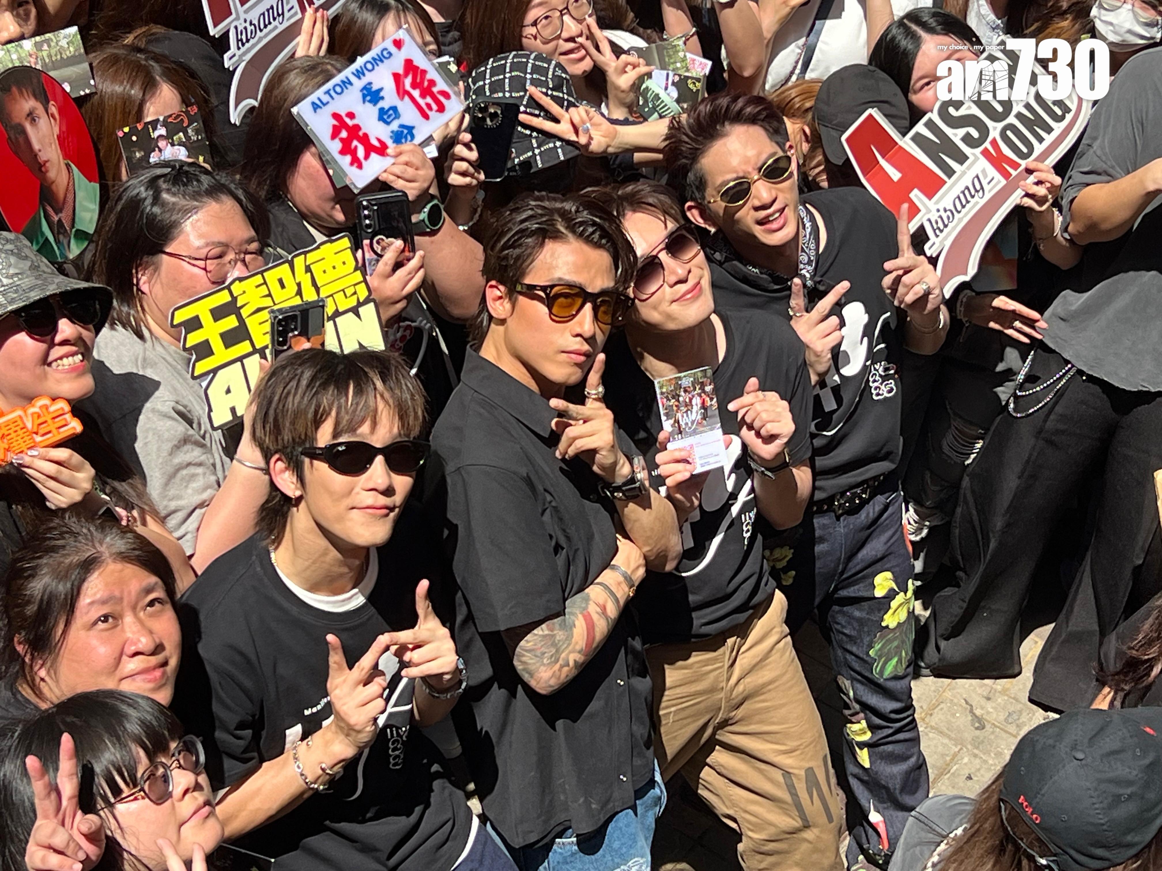 AK、Lokman、Alton和Frankie在街頭派postcard,大批粉絲無懼酷熱天氣守候。(娛樂組攝)