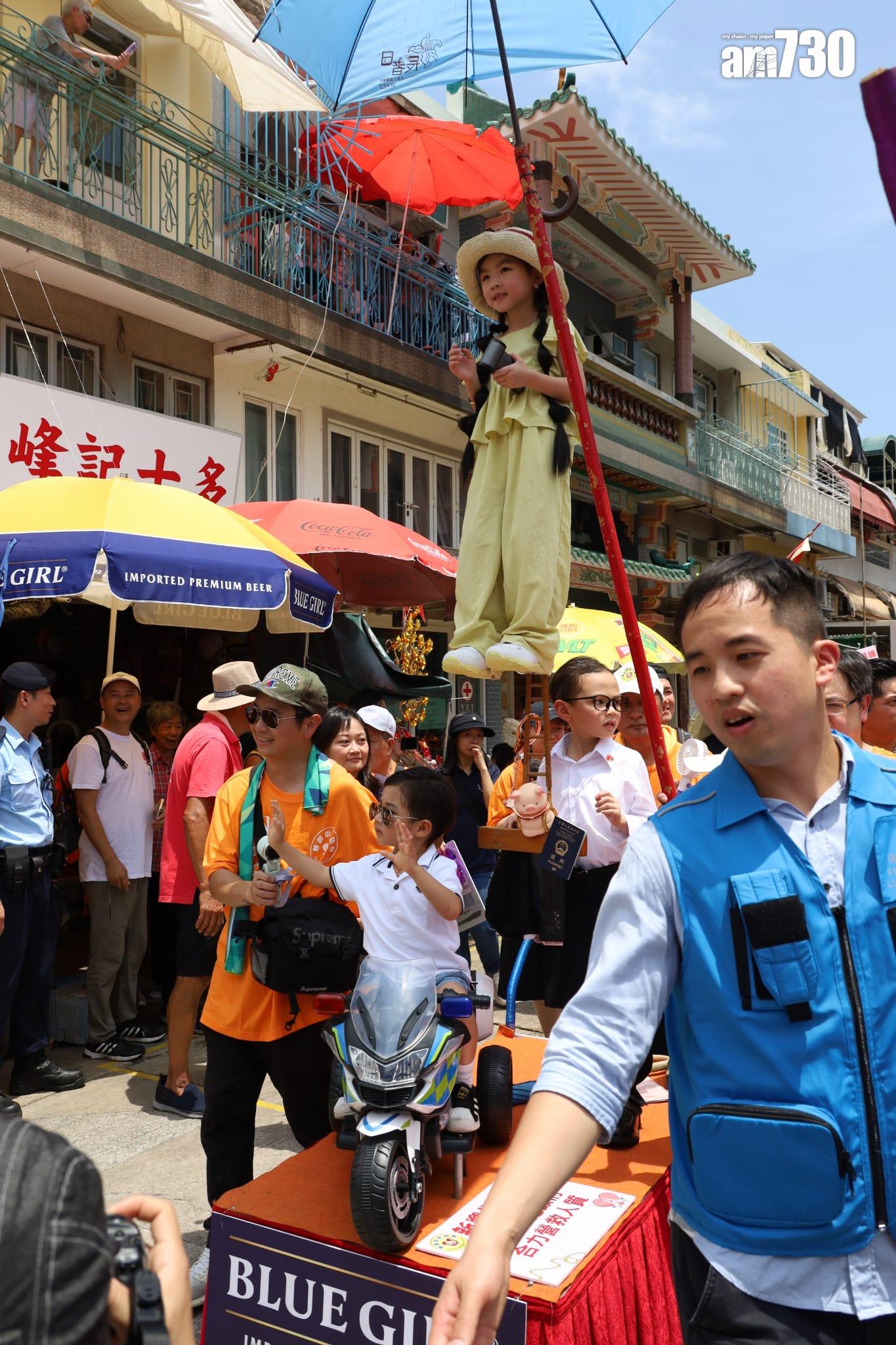 飄色巡遊開始。(鍾式明攝)