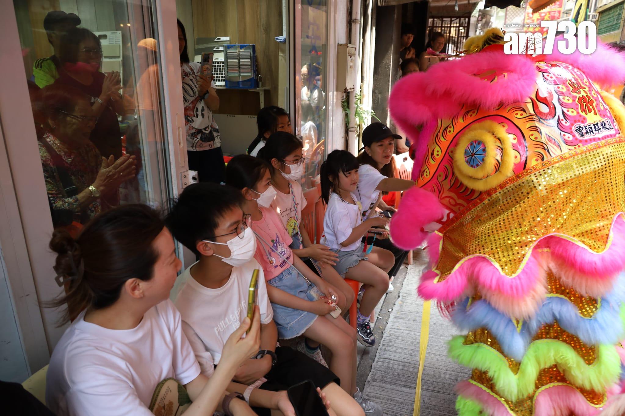 市民正在欣賞飄色巡遊。(鍾式明攝)