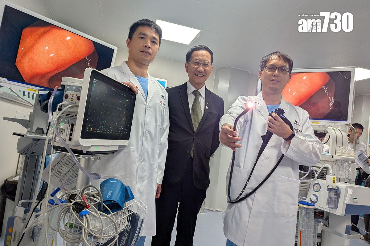 冼藝泉(中)稱,葉錦寧(左)及梁崇芬(右)對內視鏡服務有很大幫忙。(羅庸軒攝)