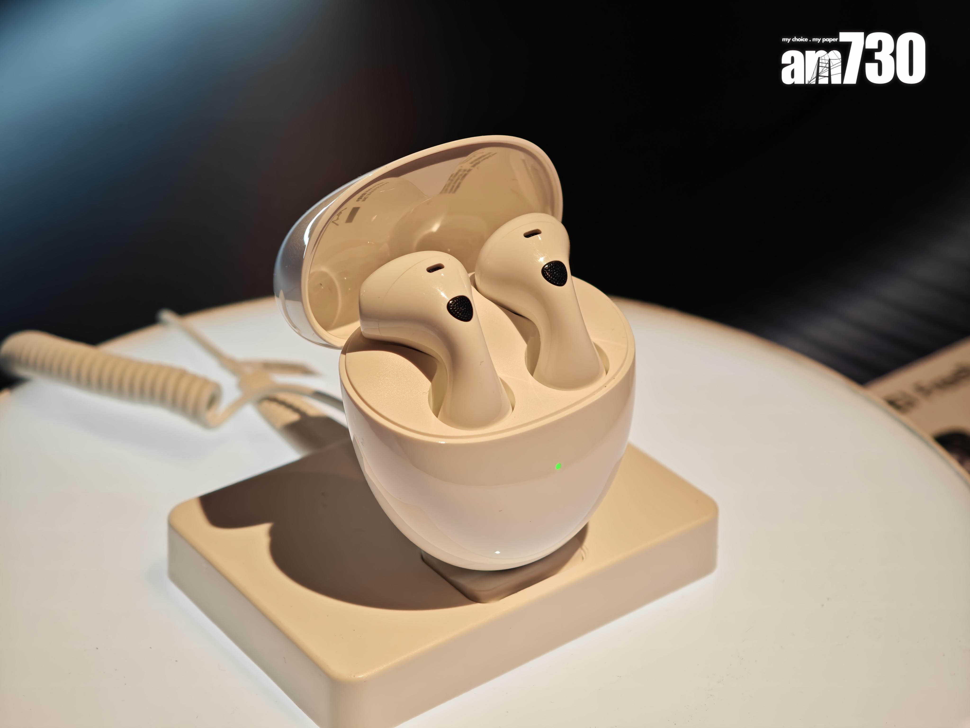 耳機盒支援快速充電功能,快充5分鐘即有2.5小時聆聽時間,充滿電量後更可使用長達36小時。