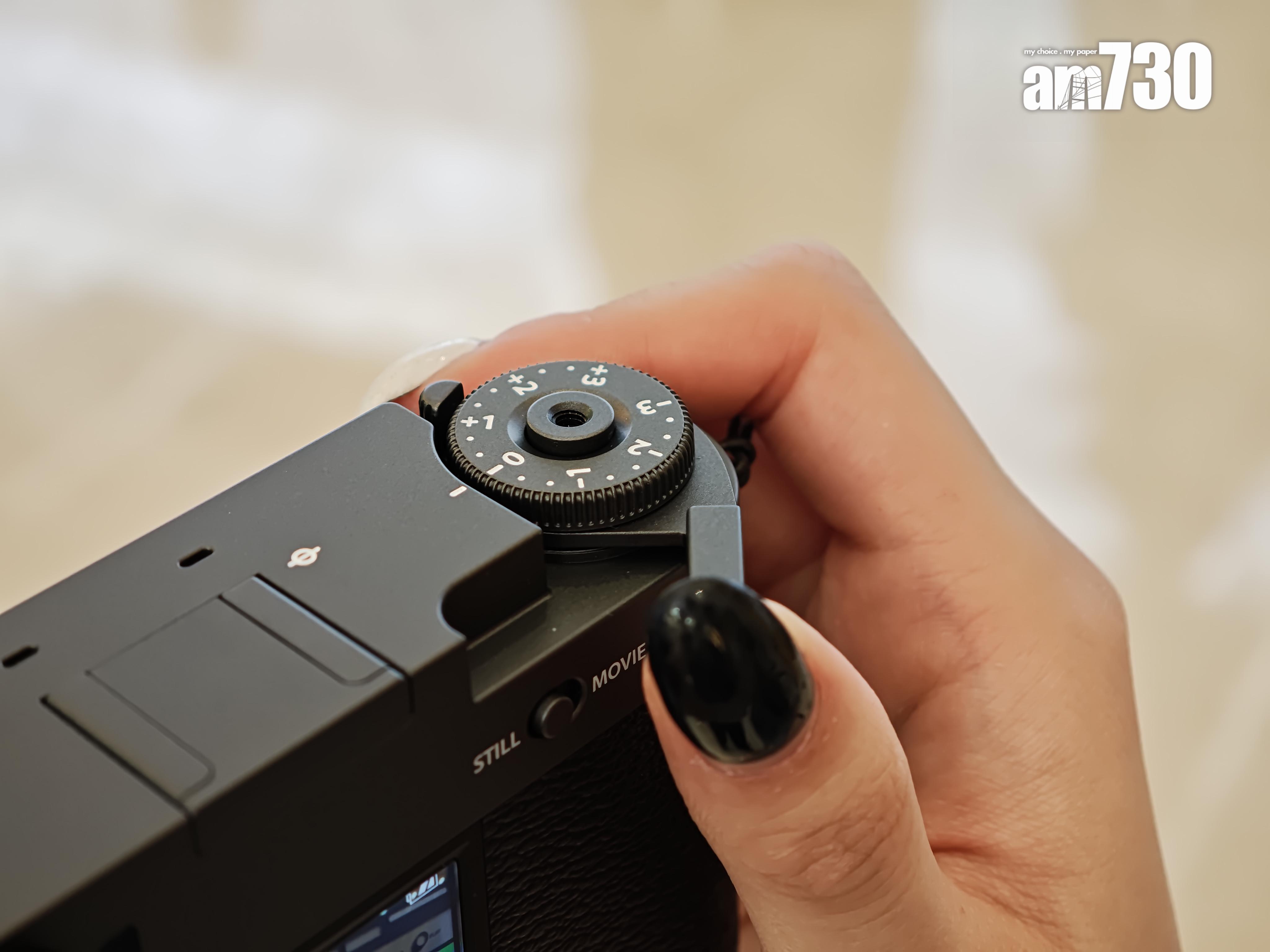 FUJIFILM X half設有過片搖桿。