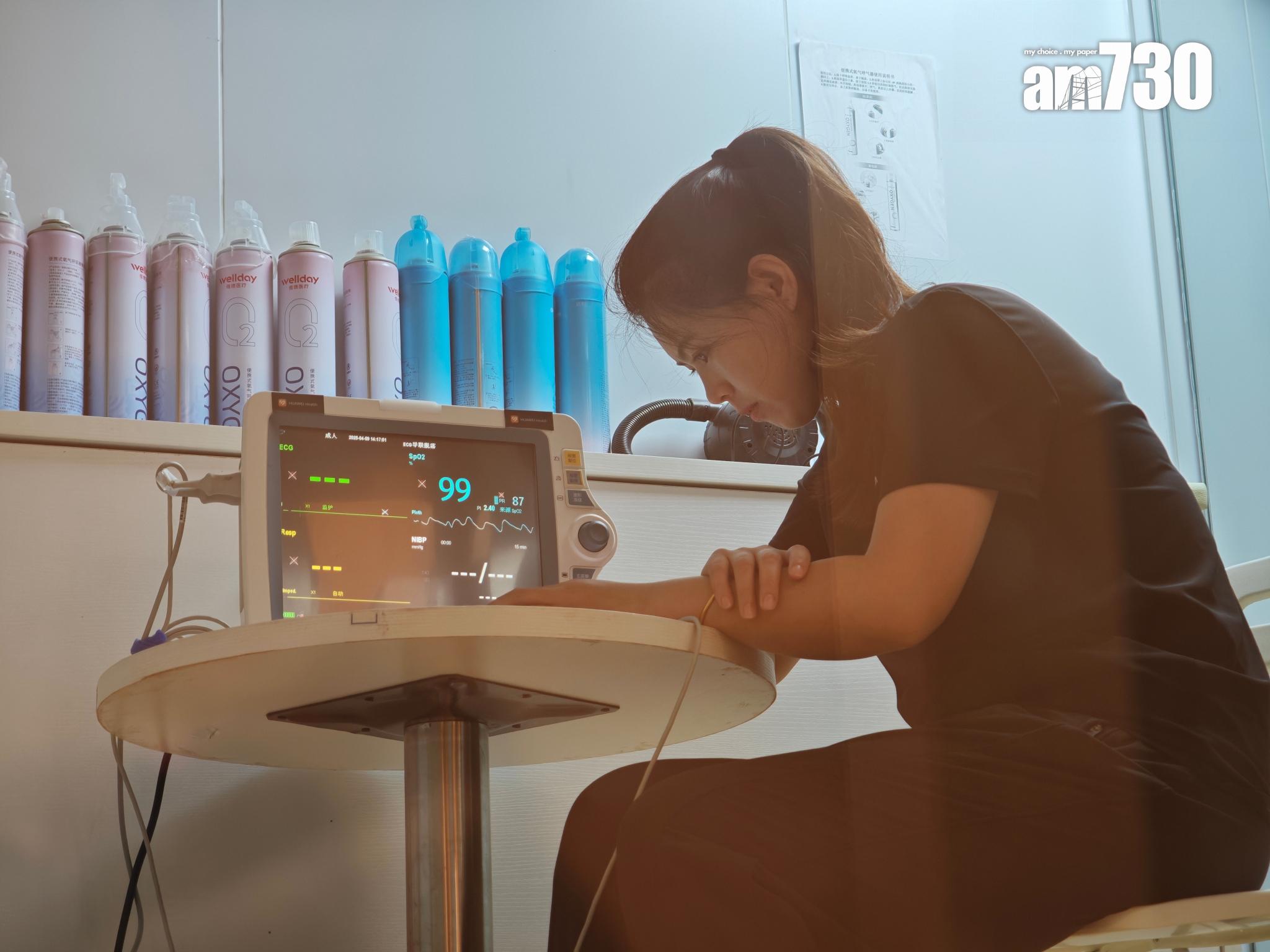 工作人員在模擬18米高原的房間之中進行健康檢測。