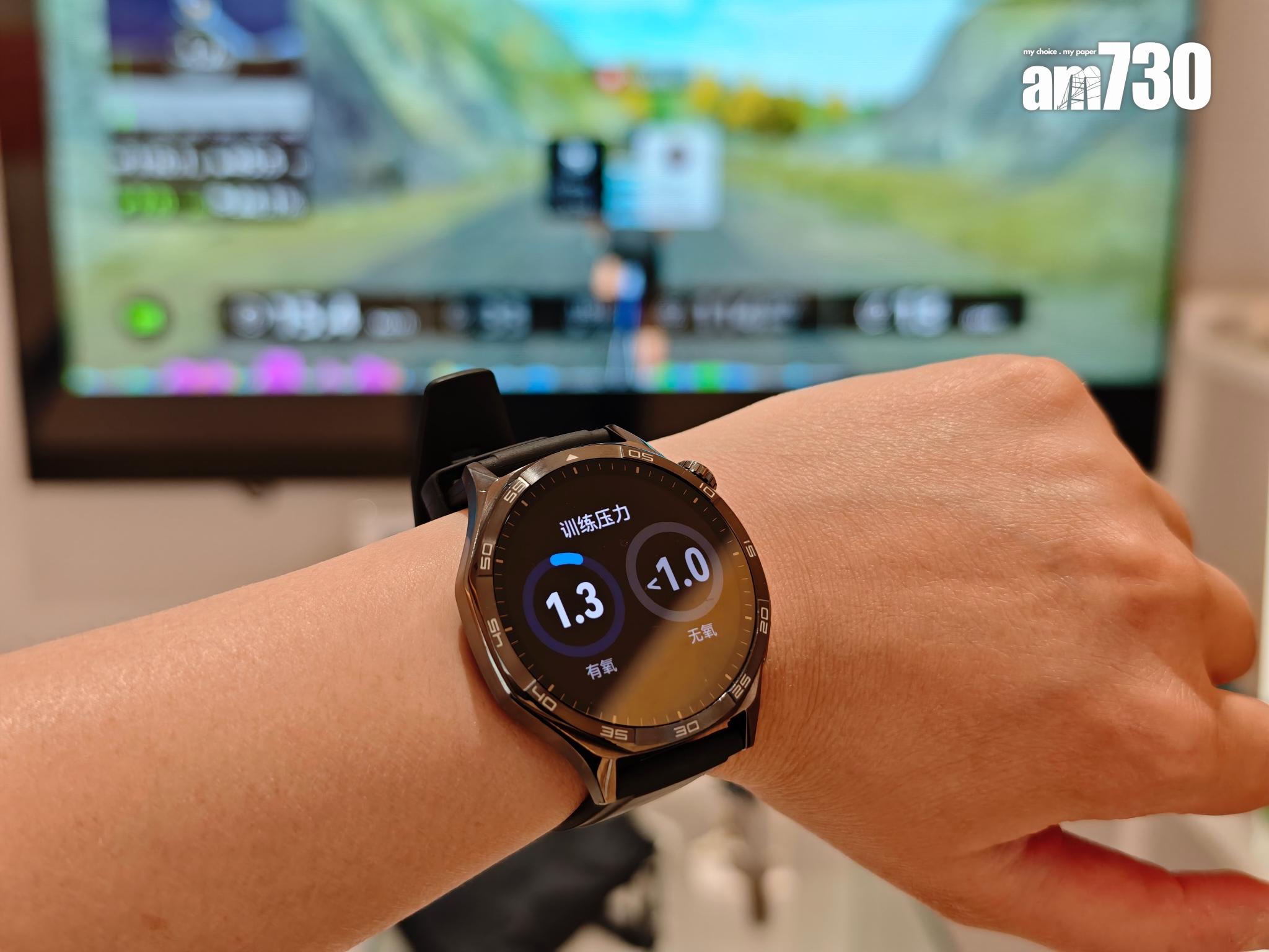 借用華為智能手錶同時體驗單車機訓練。