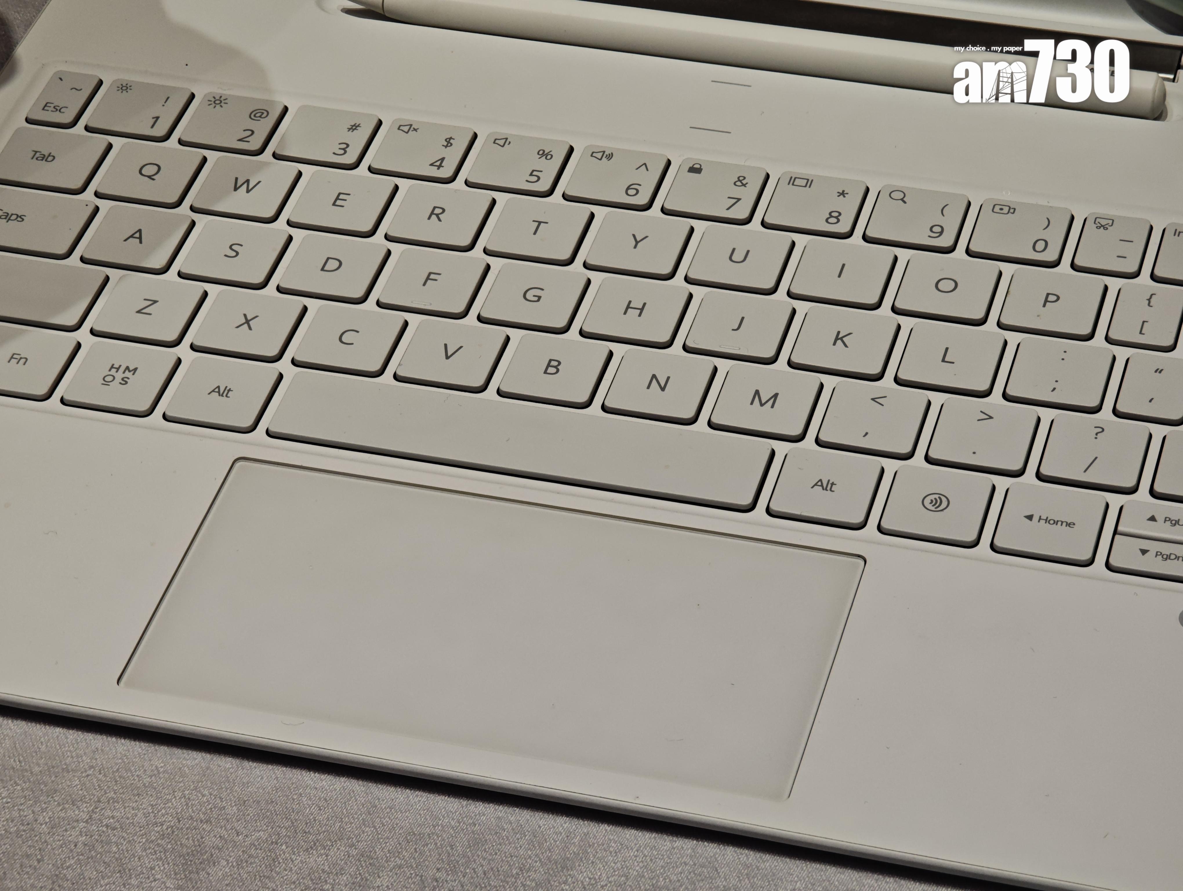 鍵盤有107mm x 55mm觸控面板及16mm大按鍵。