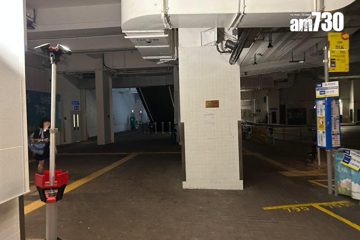 康城站公共運輸交匯處因停電幾乎漆黑一片。(讀者提供)