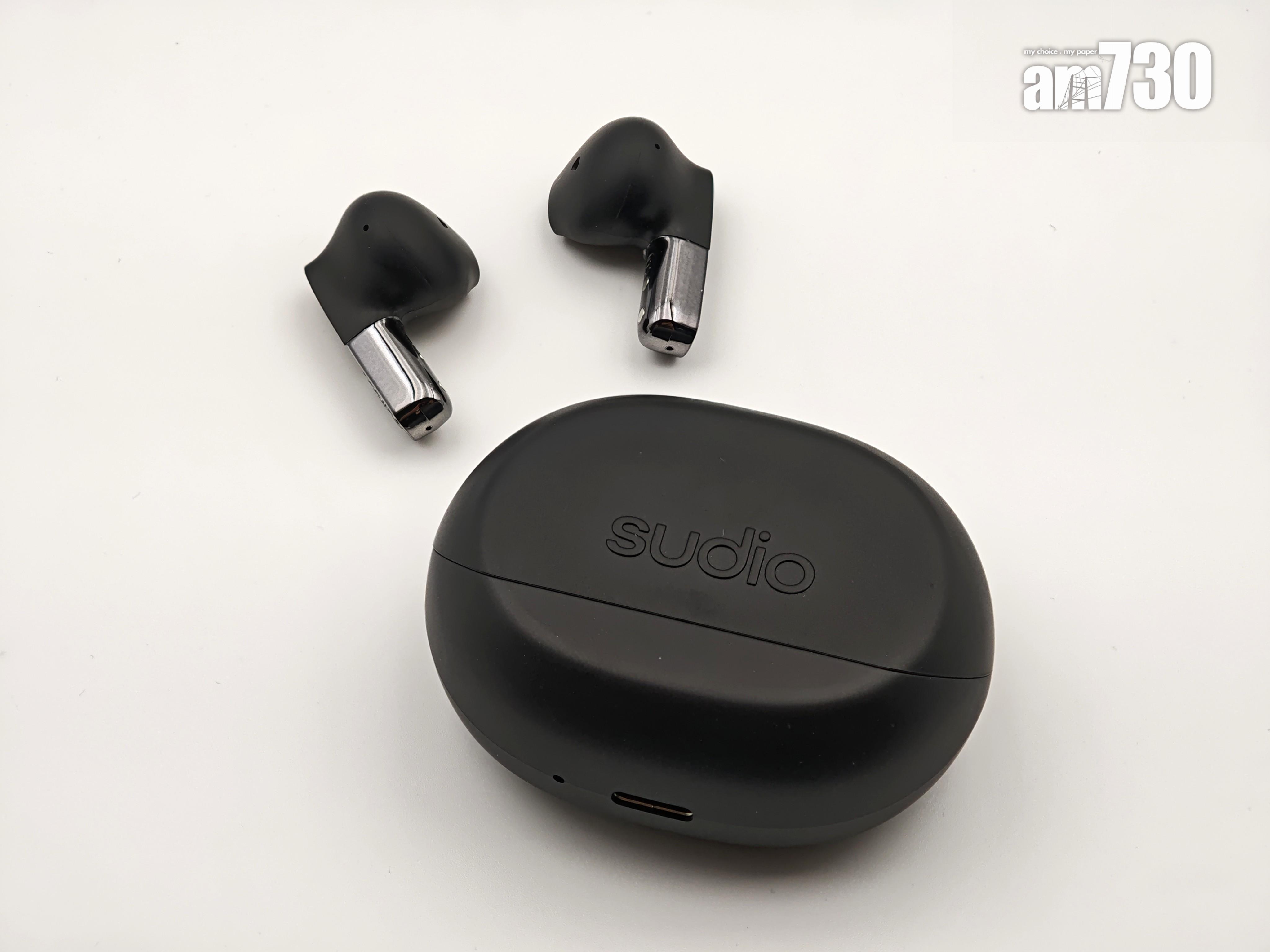 Sudio N3的鵝卵石充電盒有突出的品牌標誌。