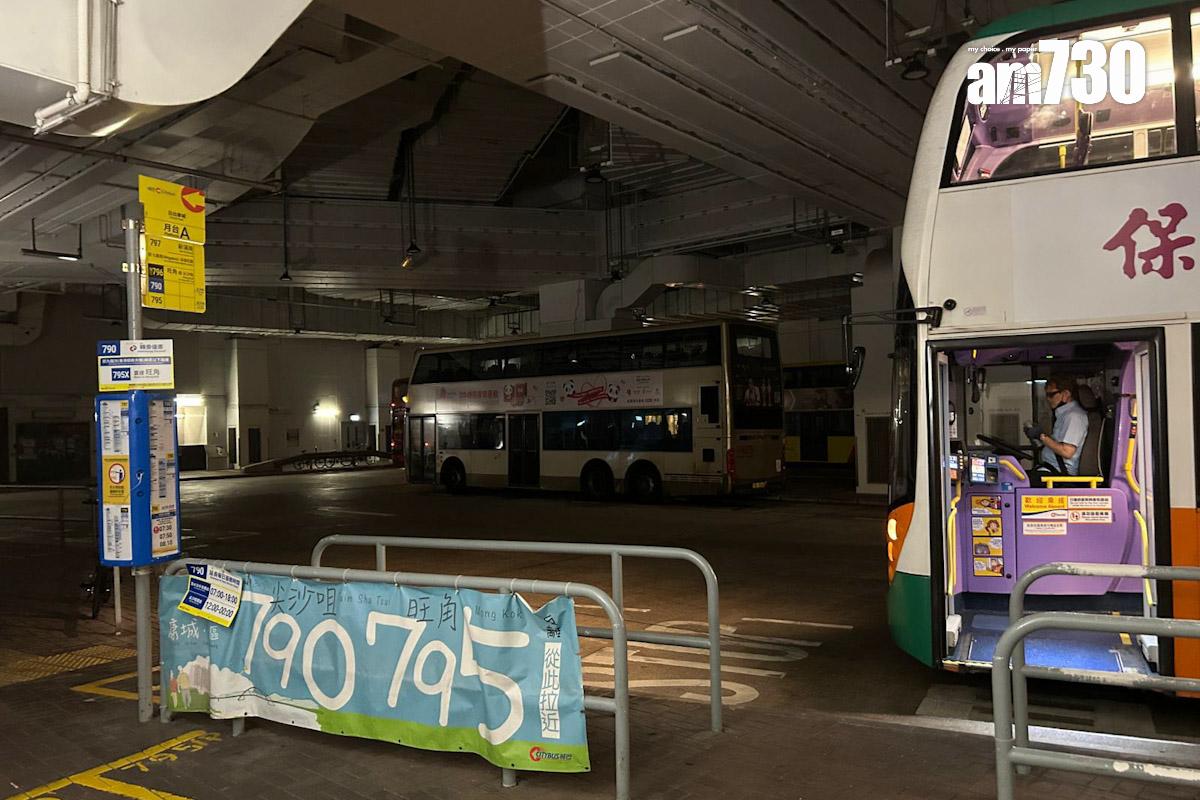 康城站公共運輸交匯處因停電幾乎漆黑一片。(讀者提供)