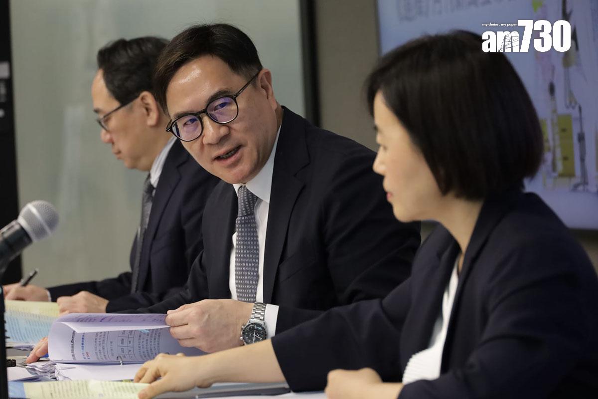 何應富(中)今日首次主持消委會記者會。(鍾式明攝)