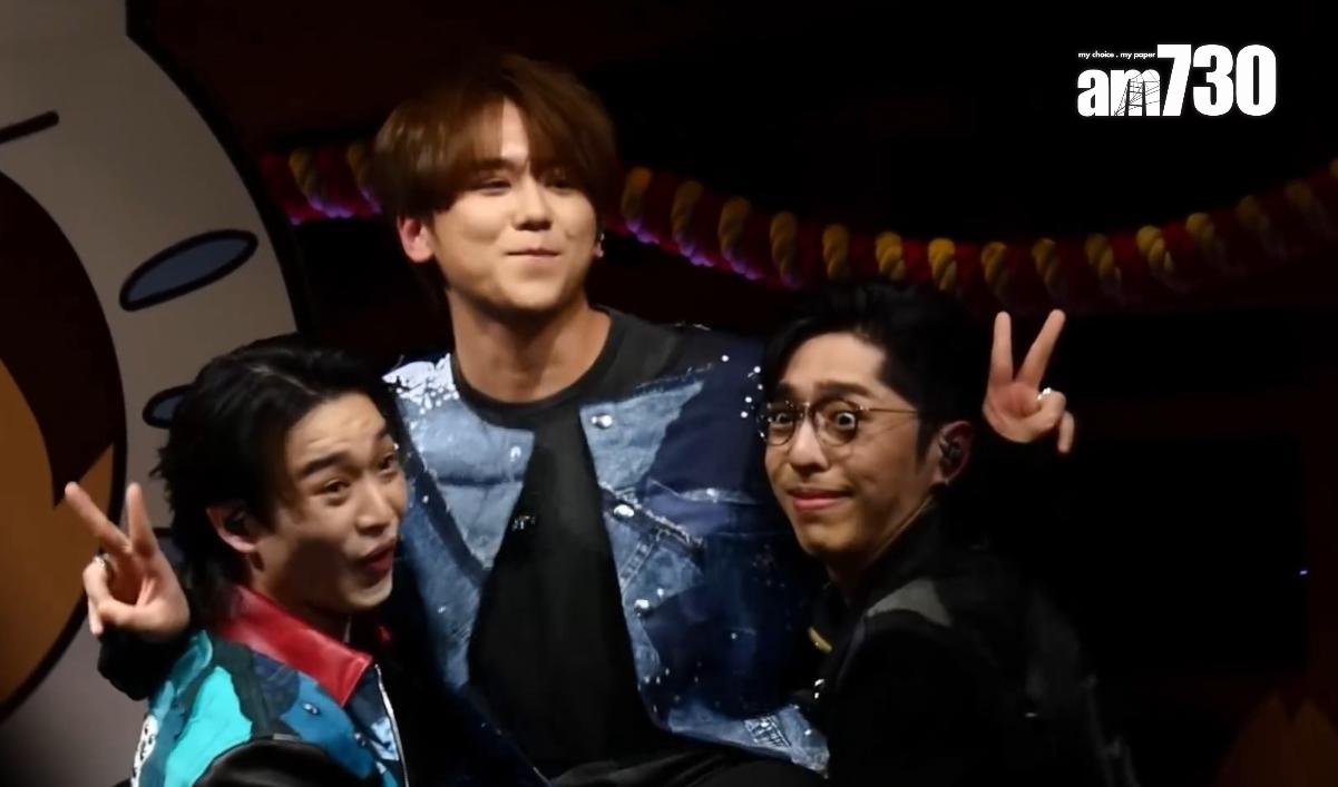 姜濤非常享受,舉起V字手勢,但Edan和Jer強顏歡笑。