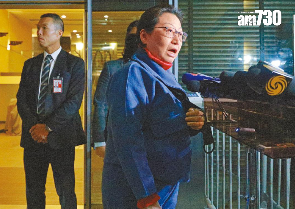 鄭若驊致辭時提到,在2019年11月出訪英國簡介香港情況時,她被一些有計劃的人安排在後巷下車,其後被一些在現場等待的暴徒襲擊並推倒在地,差點被「私了」,自己手腕斷了,但有國家作為強大的後盾,安全回國。(資料圖片)