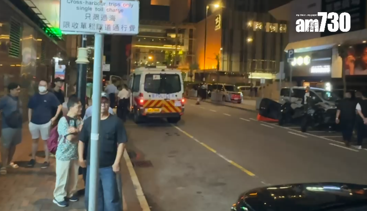 尖東大富豪夜總會重新開張首日晚上10時許,大批藍帽子、便衣警員和數名食環署人員進入新大富豪查牌。(am730記者攝)