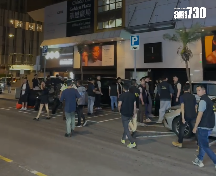 尖東大富豪夜總會重新開張首日晚上10時許,大批藍帽子、便衣警員和數名食環署人員進入新大富豪查牌。(am730記者攝)