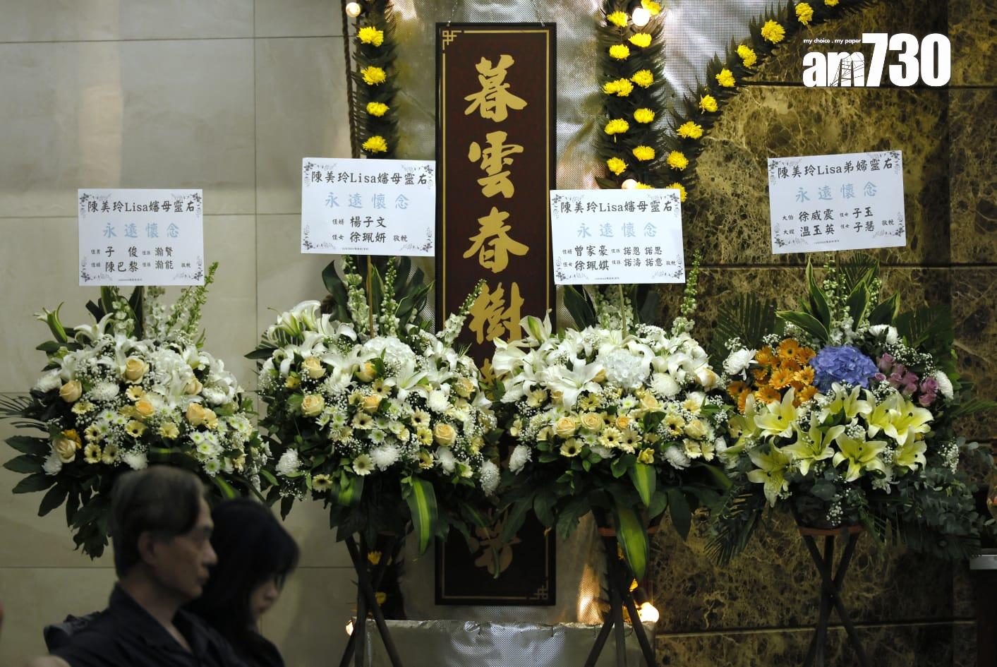 艾威為愛妻設靈,親朋好友送上花牌致哀。(林俊源攝)