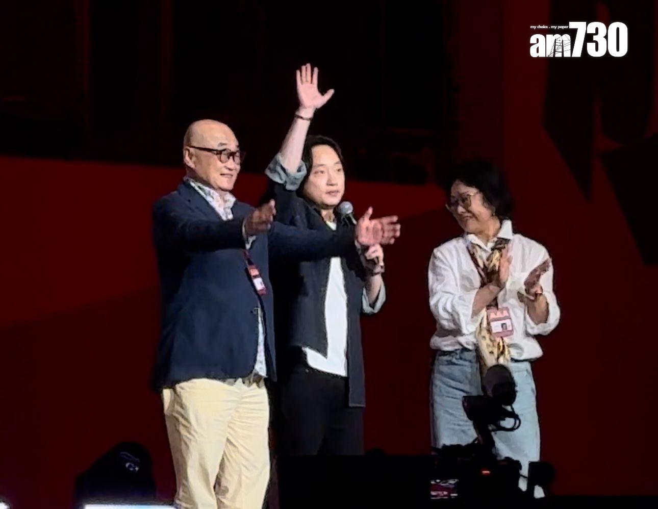 歐陽萬成謝幕時帶父母同站紅館舞台。 (娛樂組攝)