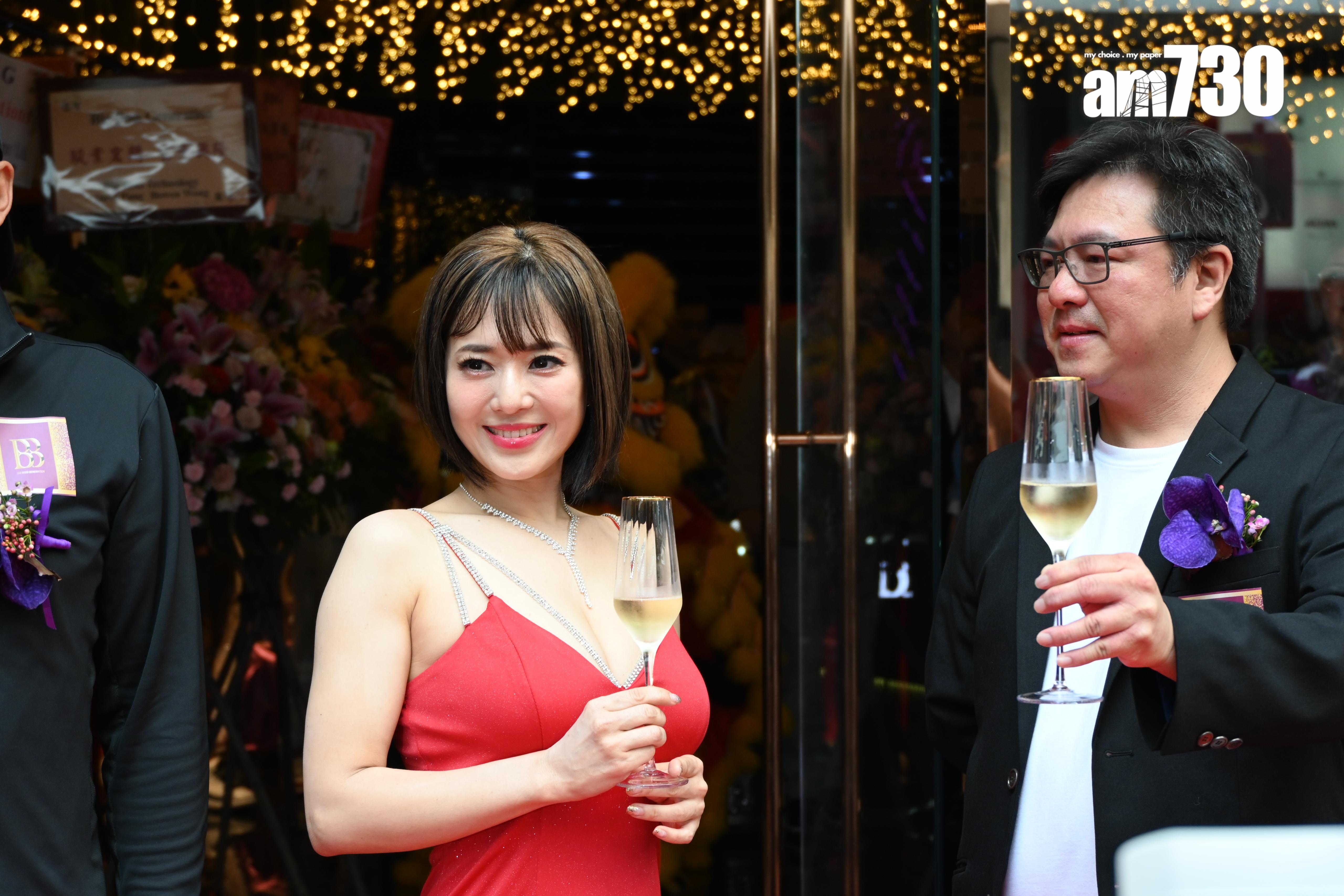 蒼井空以一襲火紅色低胸連身裙現身。 (娛樂組攝)