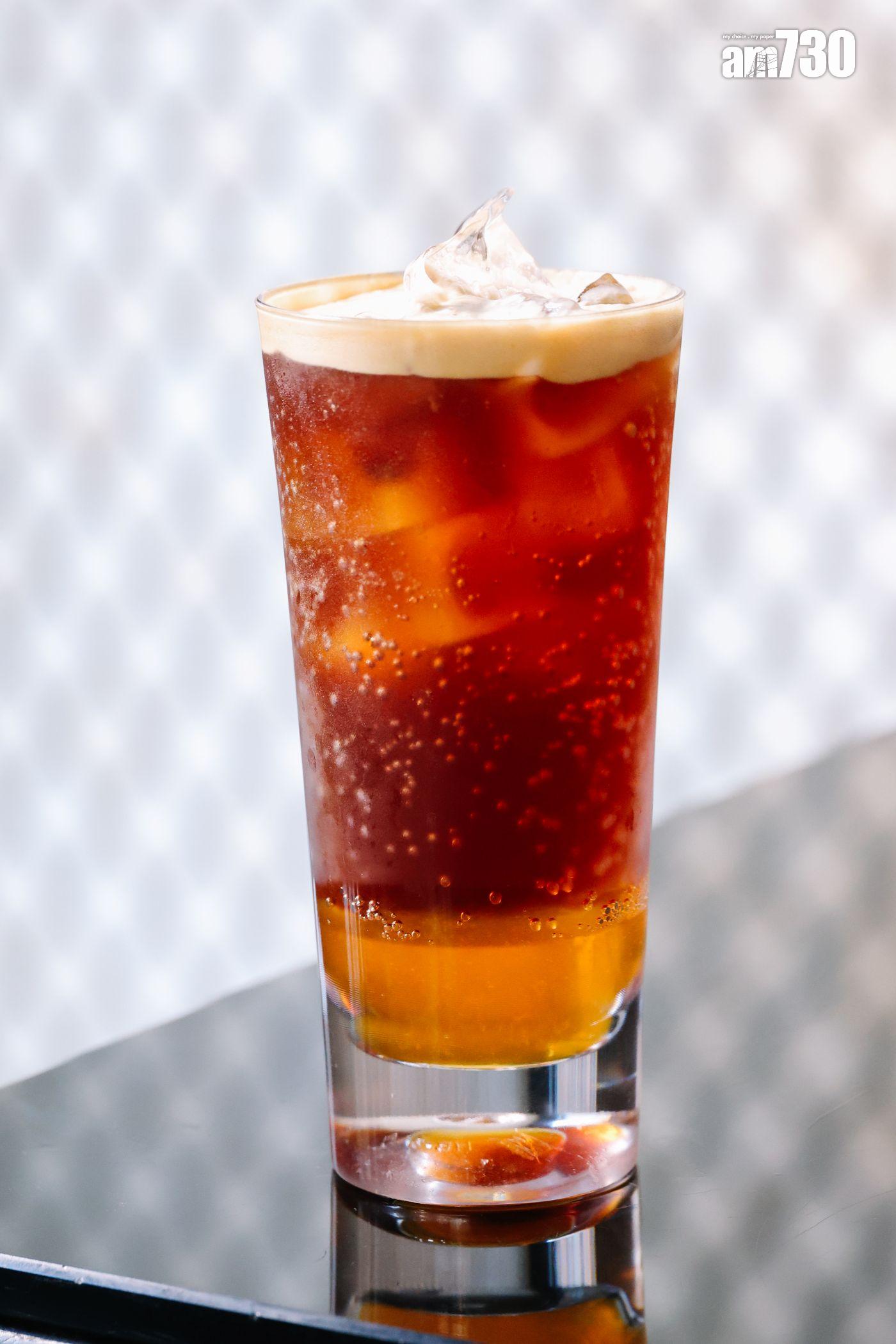 粉桃氣泡咖啡$43 以濃縮咖啡、桃汁及梳打水調成,桃味甜甜啡味溫和。(吳康琦攝)