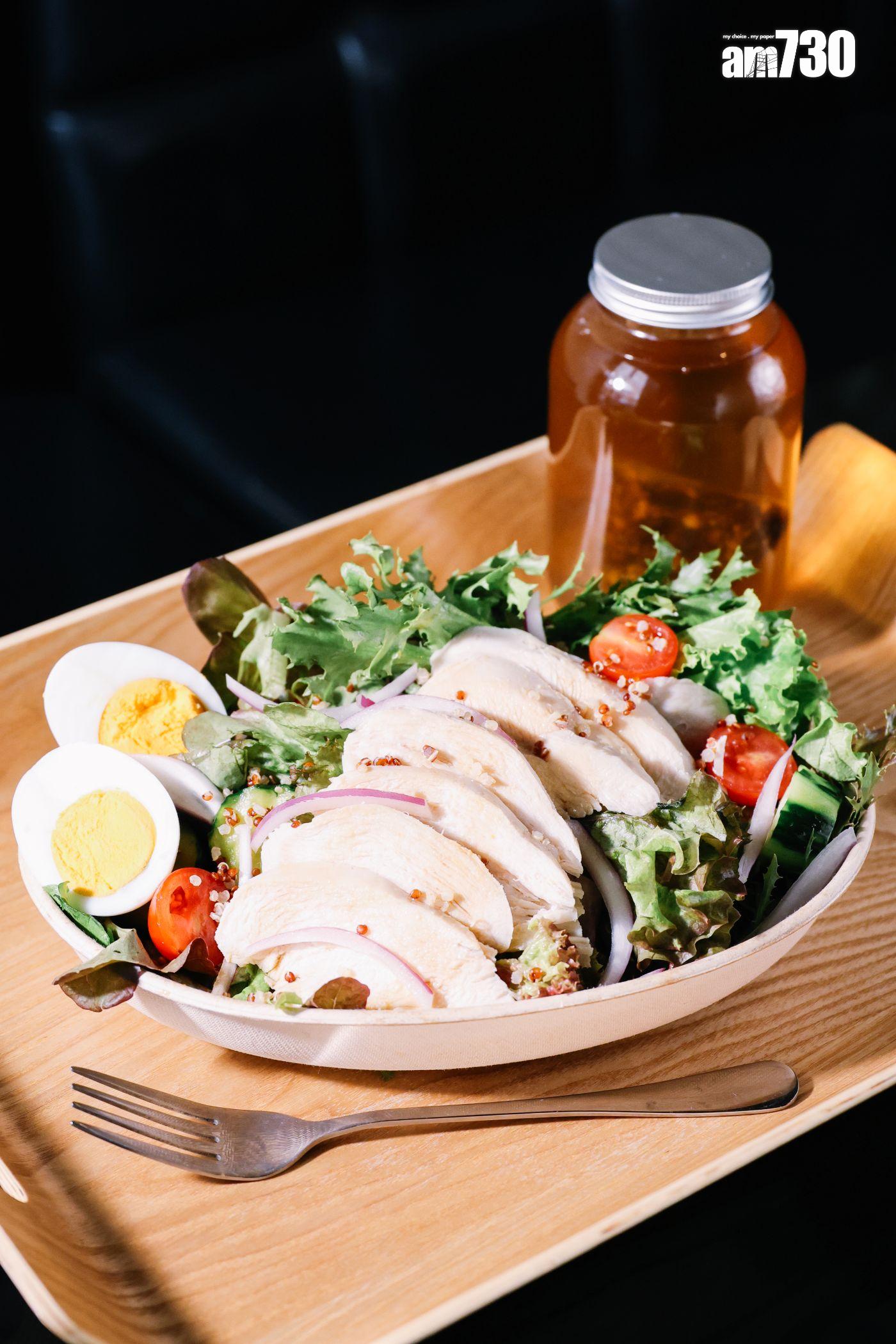 慢煮無激素雞胸水耕菜藜麥沙律$68 採用粉嶺農場室内培植的水耕菜,翠綠清爽。(吳康琦攝)