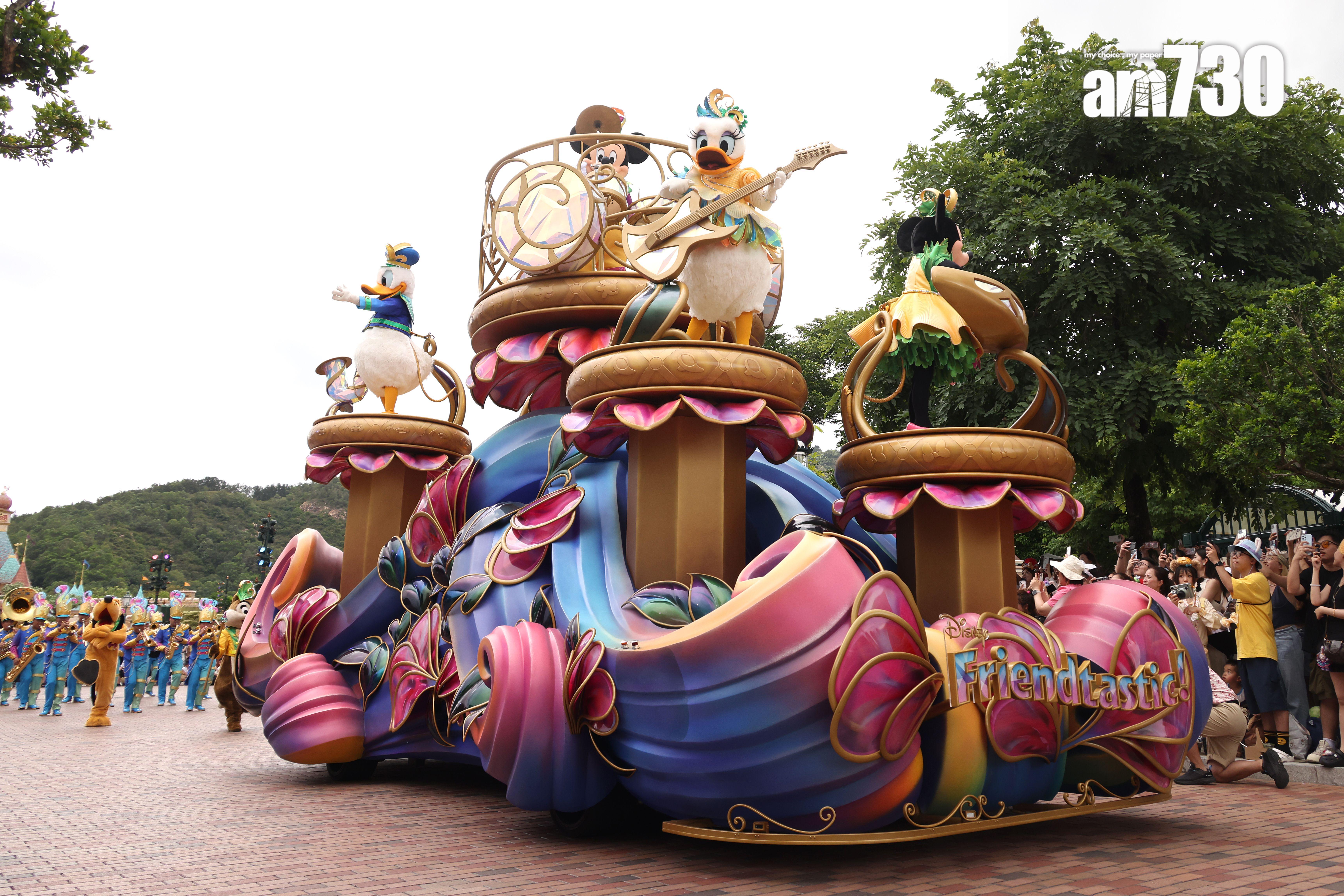 20周年慶典的巡遊表演「迪士尼好友巡遊派對」規模屬前所未有。 (林俊源攝)