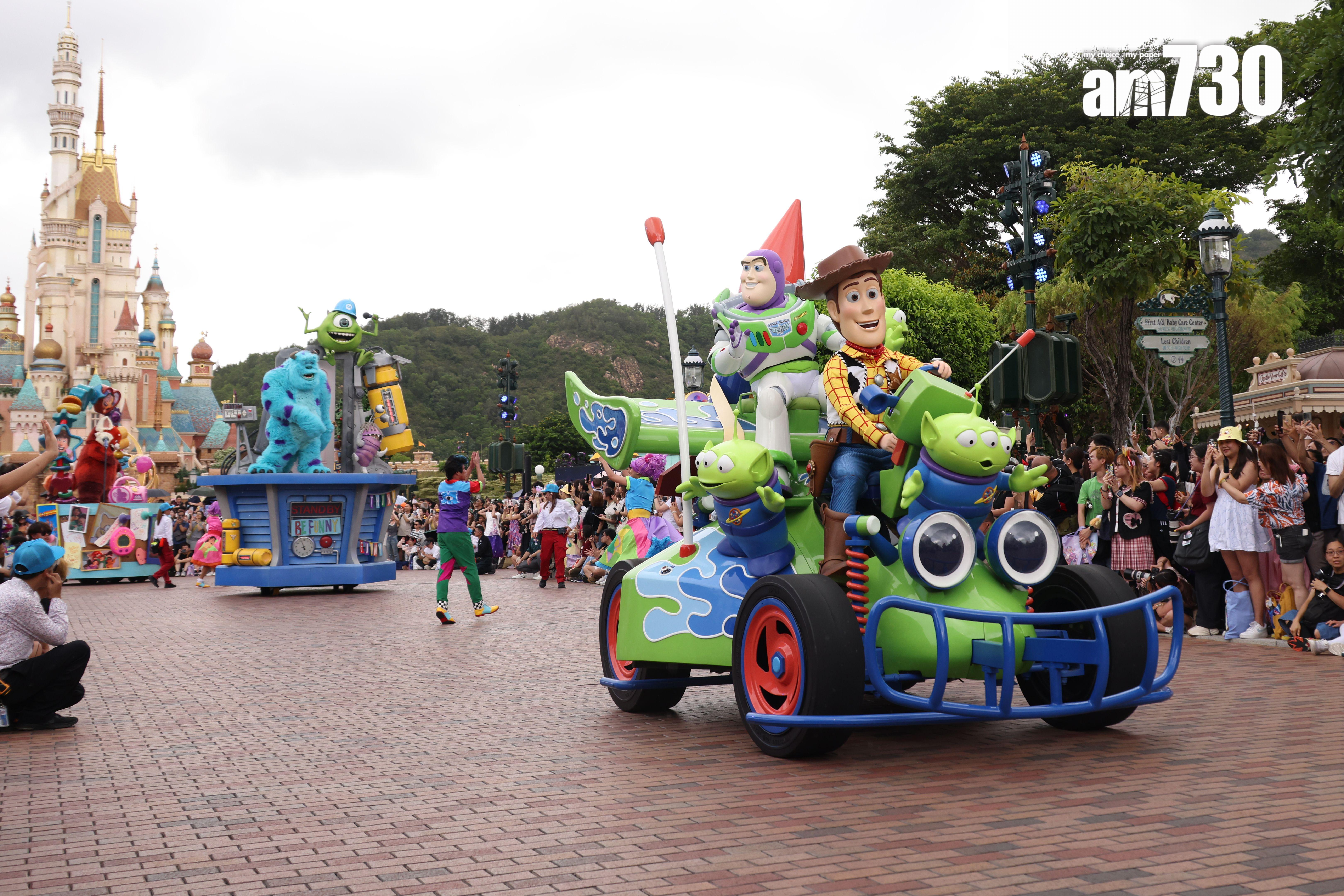 《反斗奇兵》的胡迪親自駕駛遙控車出場 (林俊源攝)