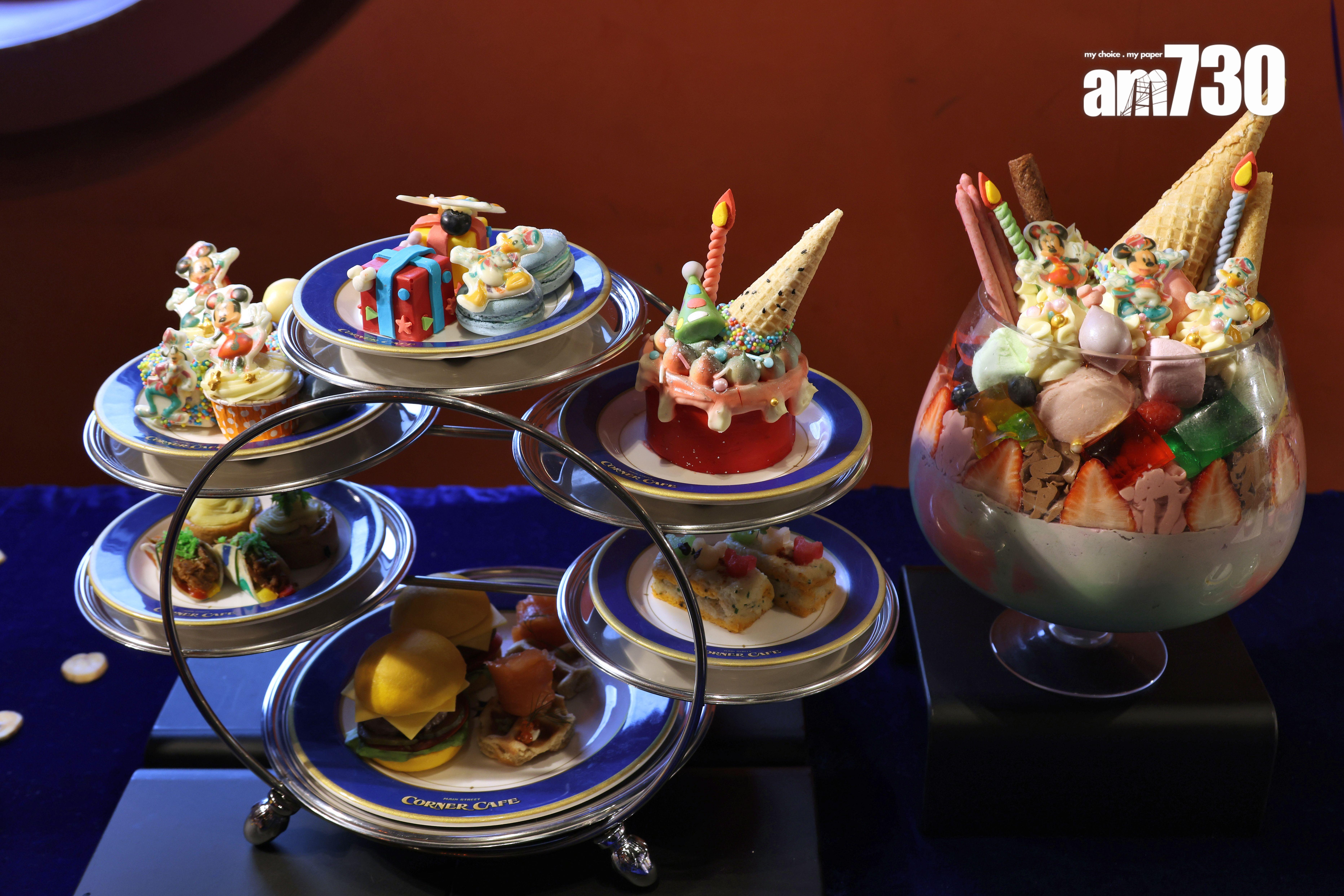 「米奇與好友巨型新地派對」(右)及「米奇與好友盛大派對茶聚」(左) (林俊源攝)