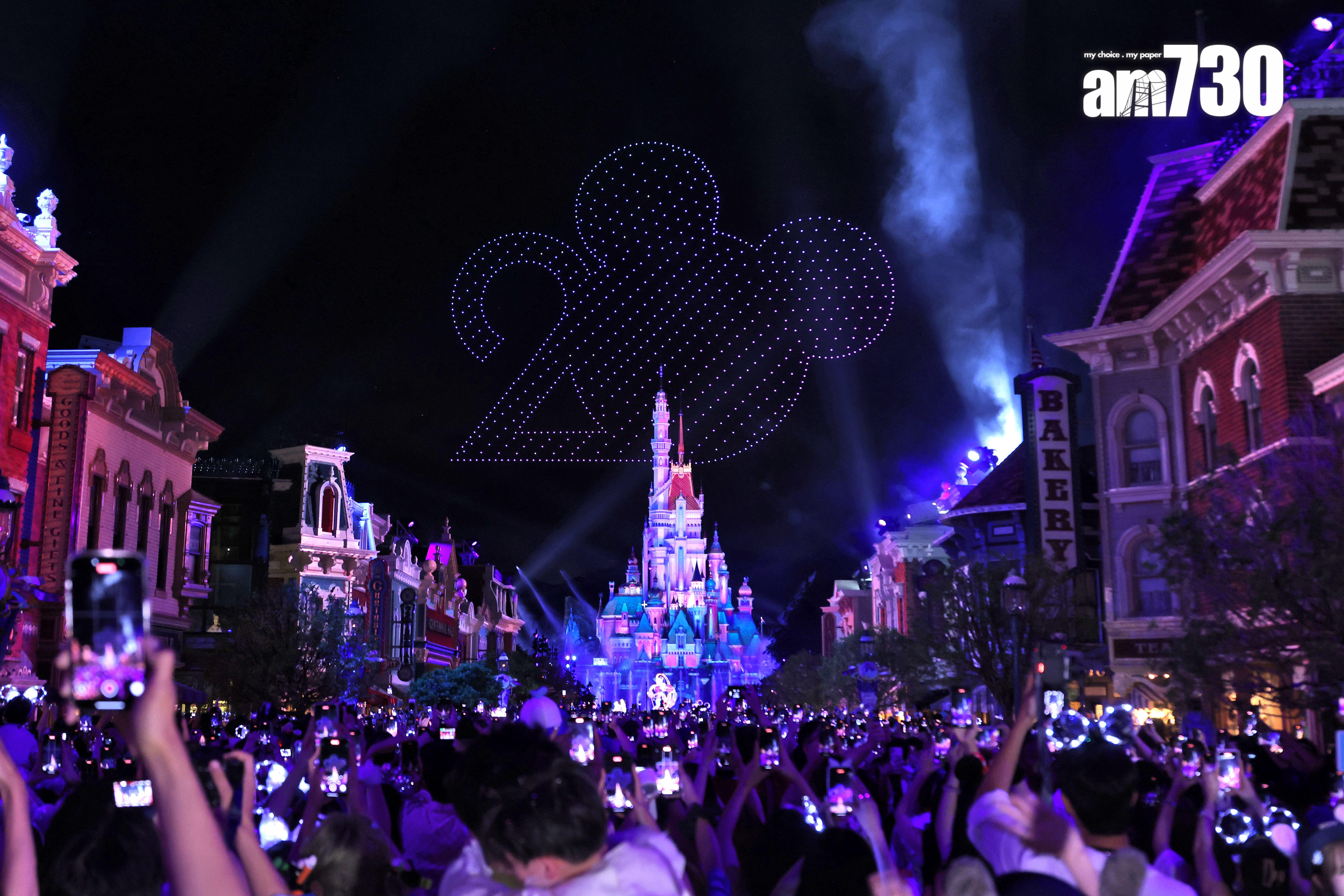 無人機表演勾畫20周年標誌。 (林俊源攝)