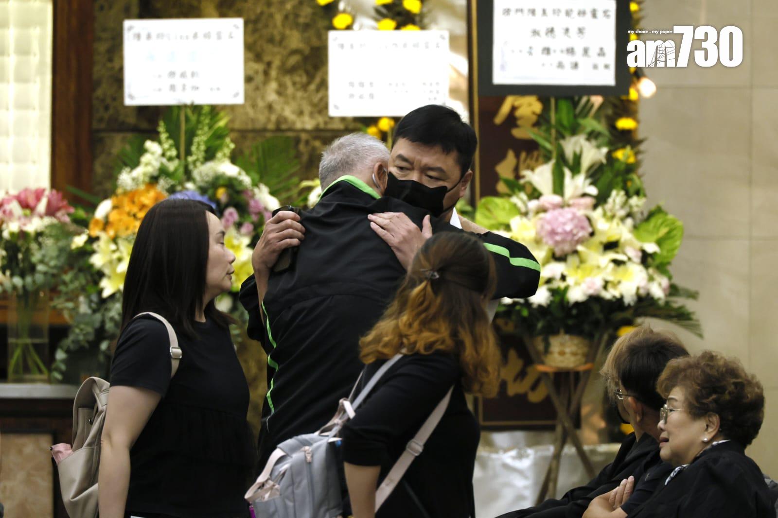 艾威有靈堂上與親友擁抱。(林俊源攝)