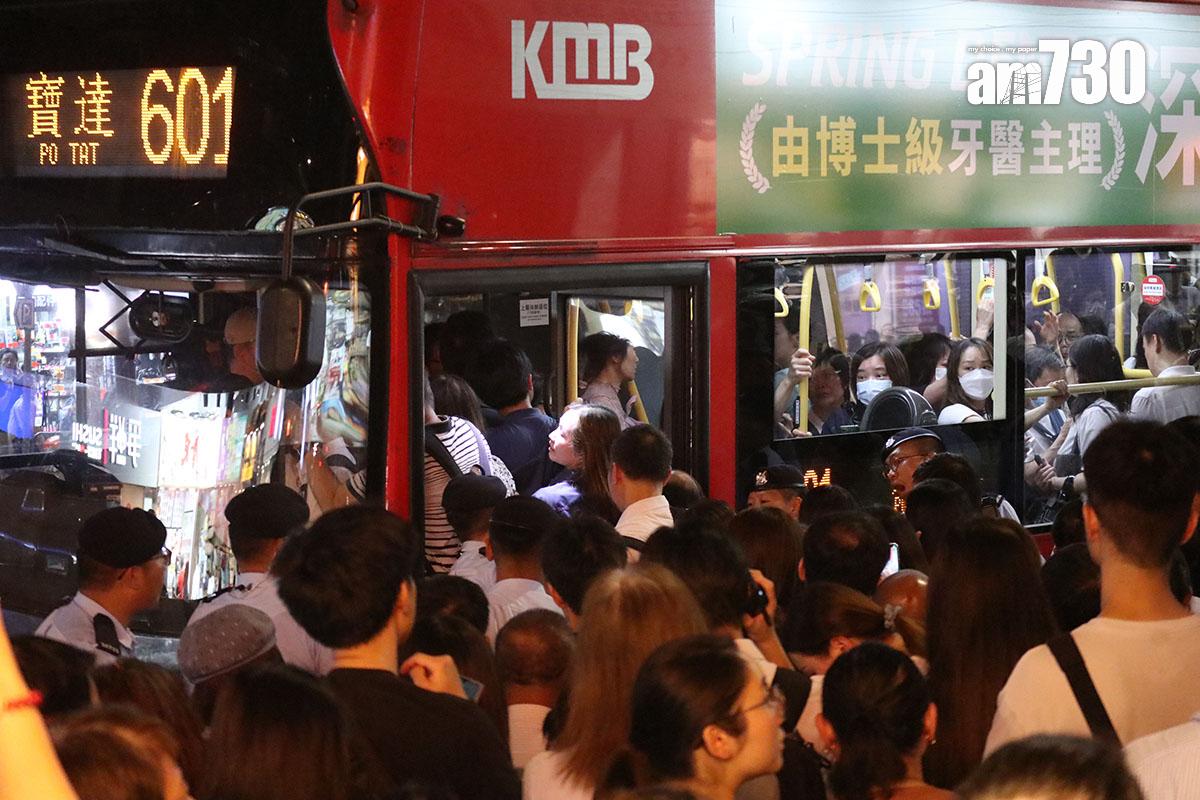 港鐵將軍澳綫5月22日放工時間故障,全綫停駛逾3小時,北角有大批市民等巴士過海。(資料圖片/鍾式明攝)