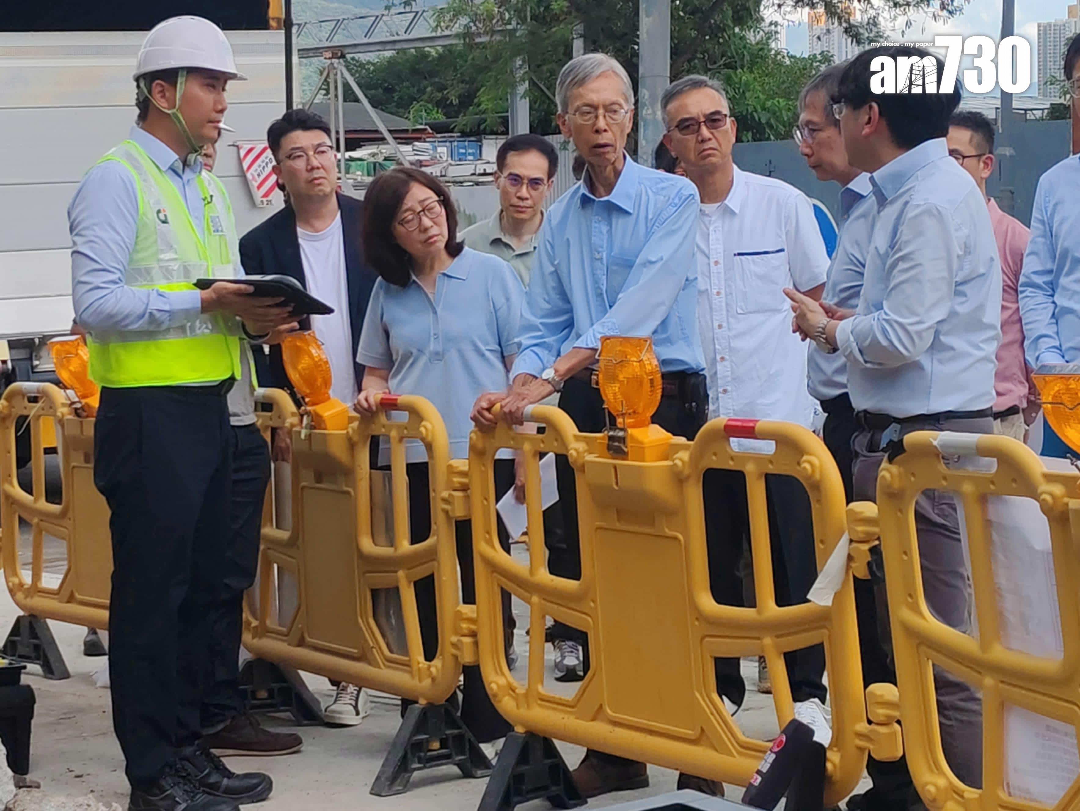 甯漢豪(左三)視察皇后山邨供水系統