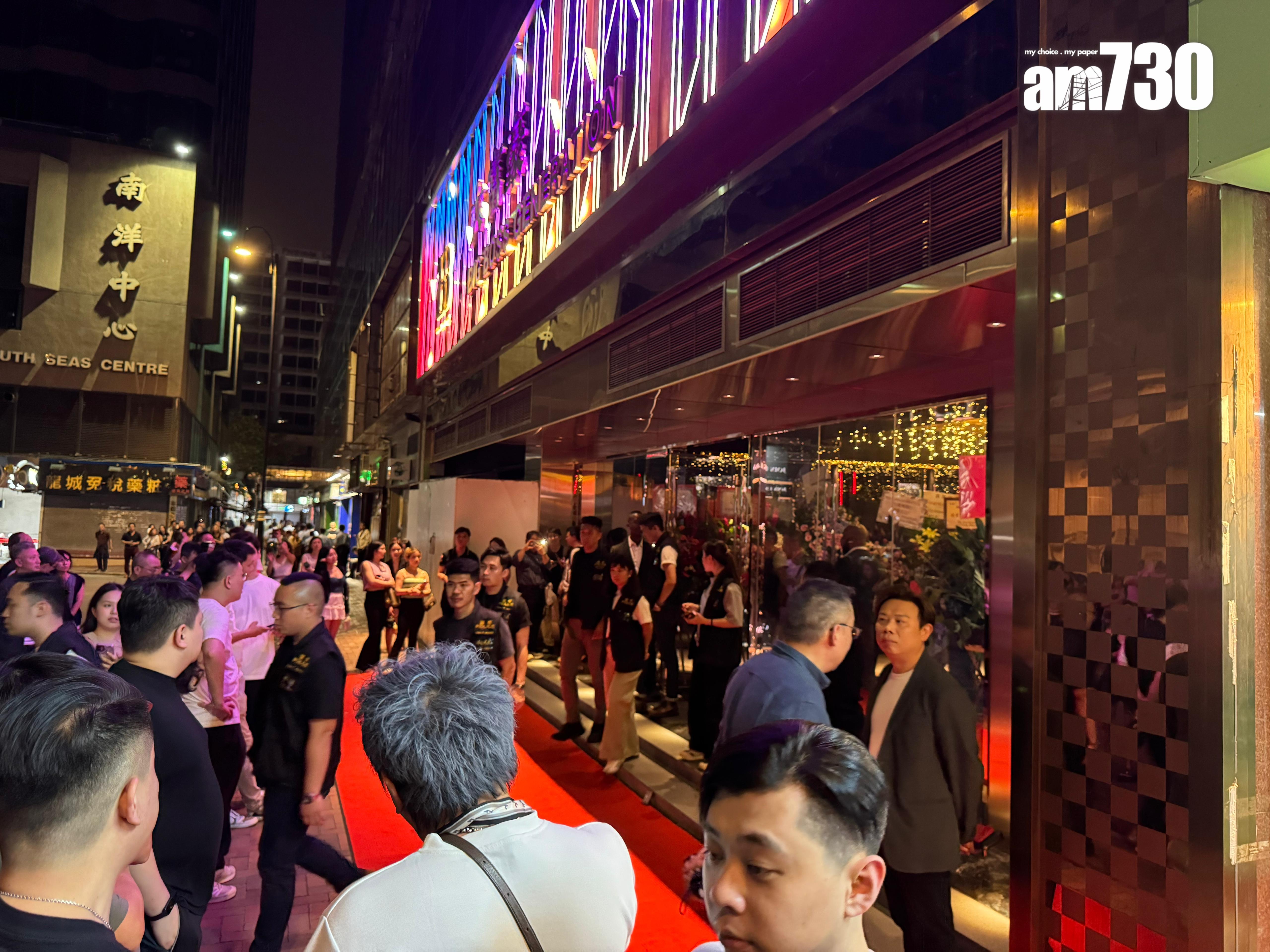 尖東大富豪夜總會重新開張首日晚上10時許,大批藍帽子、便衣警員和數名食環署人員進入新大富豪查牌。(am730記者攝)