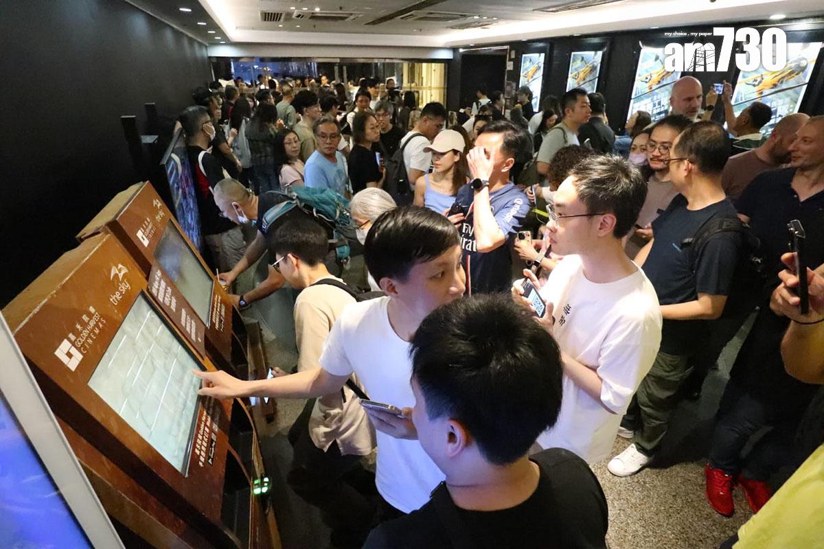 海運戲院最後營業日擠滿影迷,全日6場電影幾乎爆滿。(鍾式明攝)