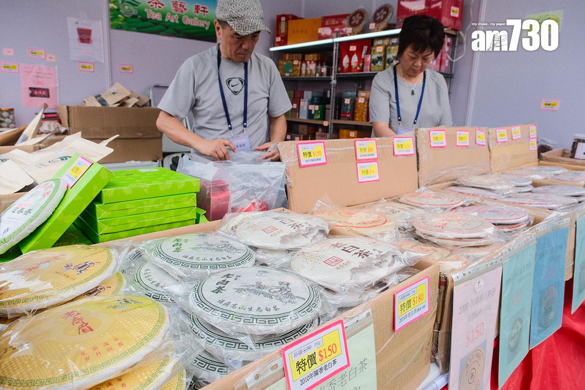 今年同鄉社團家鄉市集嘉年華設有近300個攤位。(中通社)