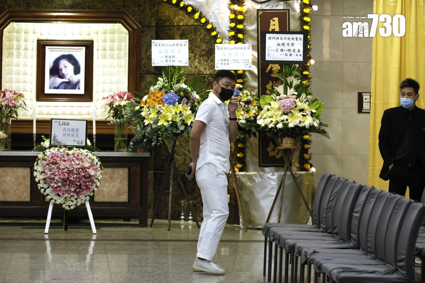 艾威於大清早已抵達愛妻Lisa靈堂,打點一切。(林俊源攝)