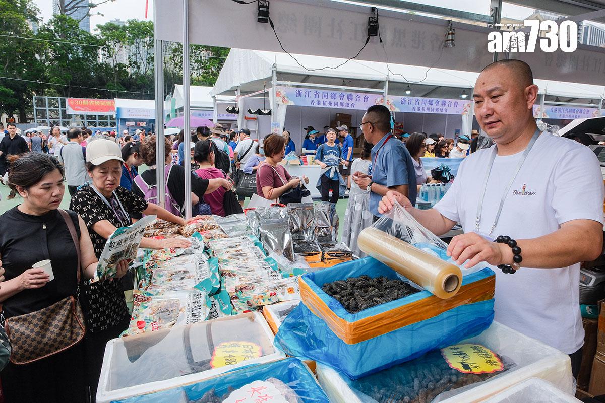 今年同鄉社團家鄉市集嘉年華設有近300個攤位。(中通社)