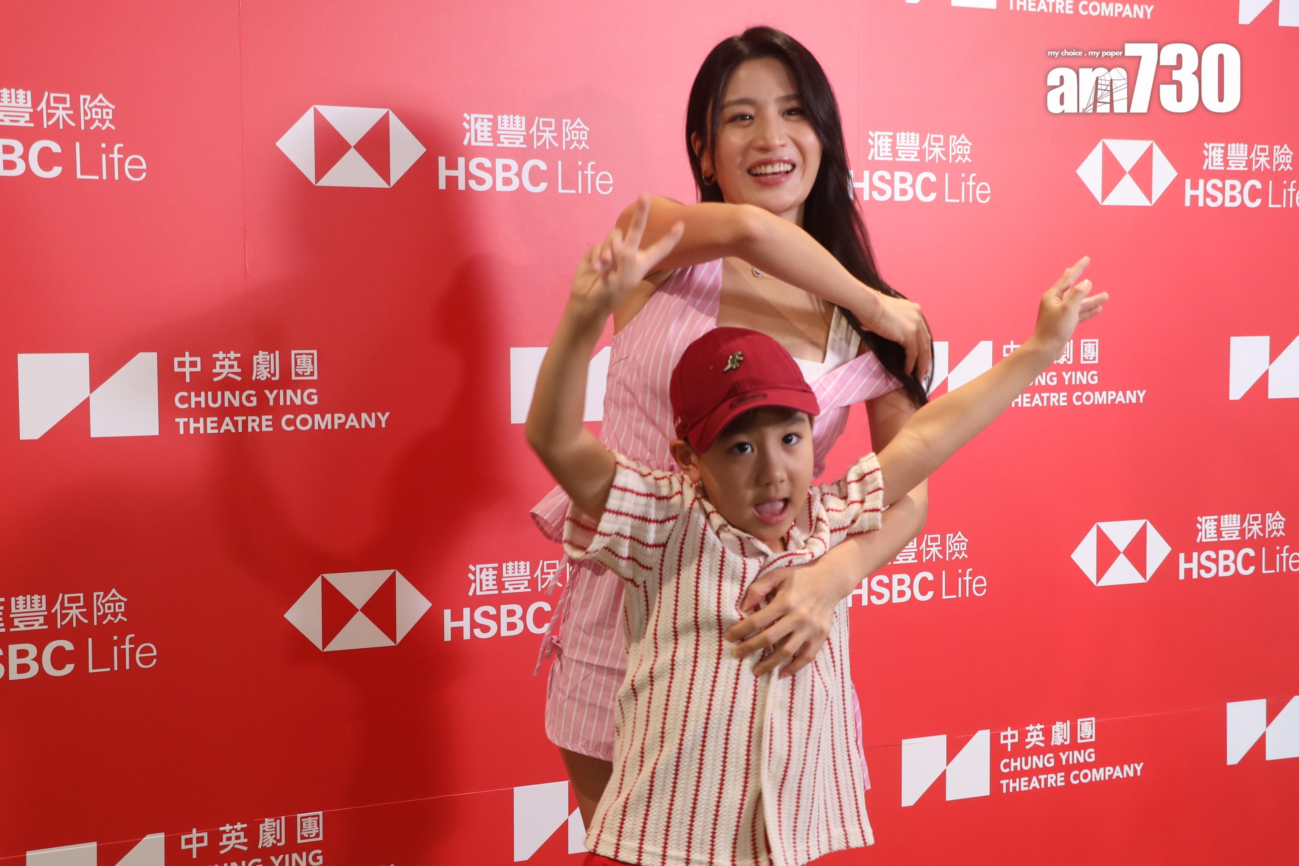 Coffee林芊妤與囝囝一齊出席親子體驗劇場活動,兒子與媽媽擺甫士合照。(娛樂組攝)