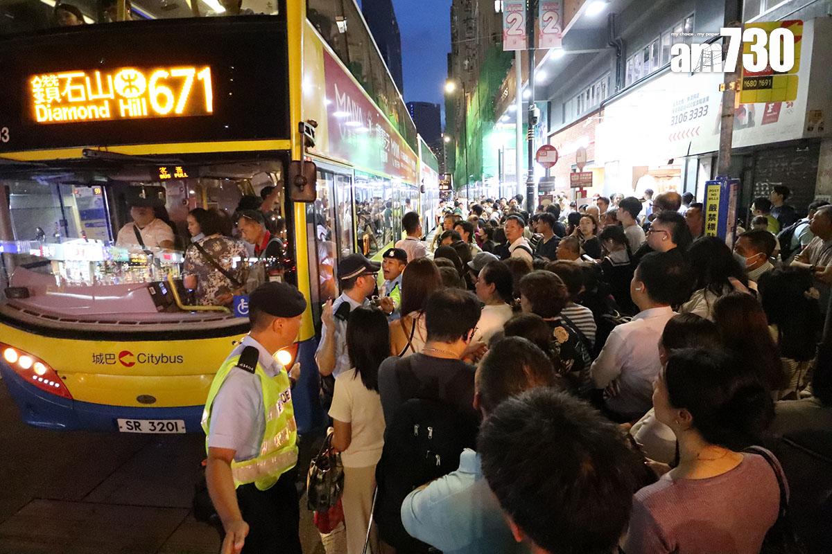 港鐵將軍澳綫5月22日放工時間故障,全綫停駛逾3小時,北角有大批市民等巴士過海。(資料圖片/鍾式明攝)