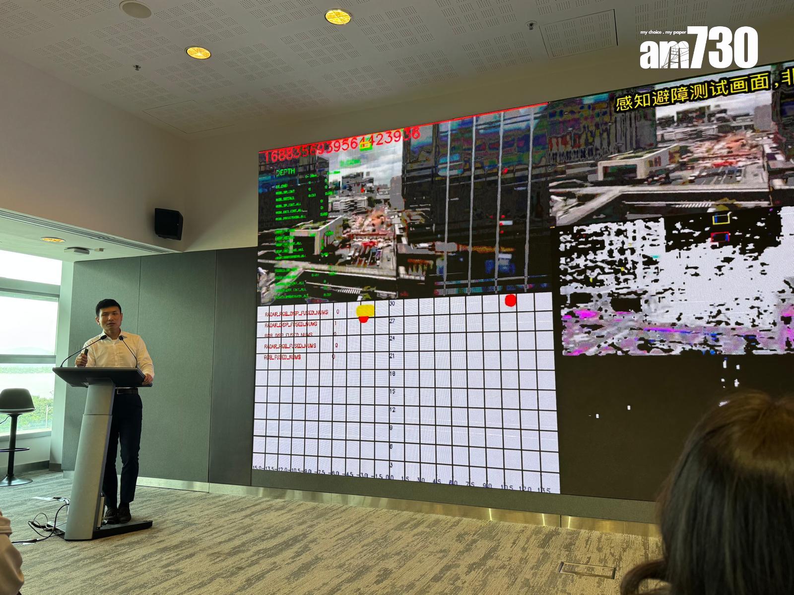 低空經濟|美團無人機運營負責人楊俊偉展示無人機的拍攝的影像。(本報記者攝)