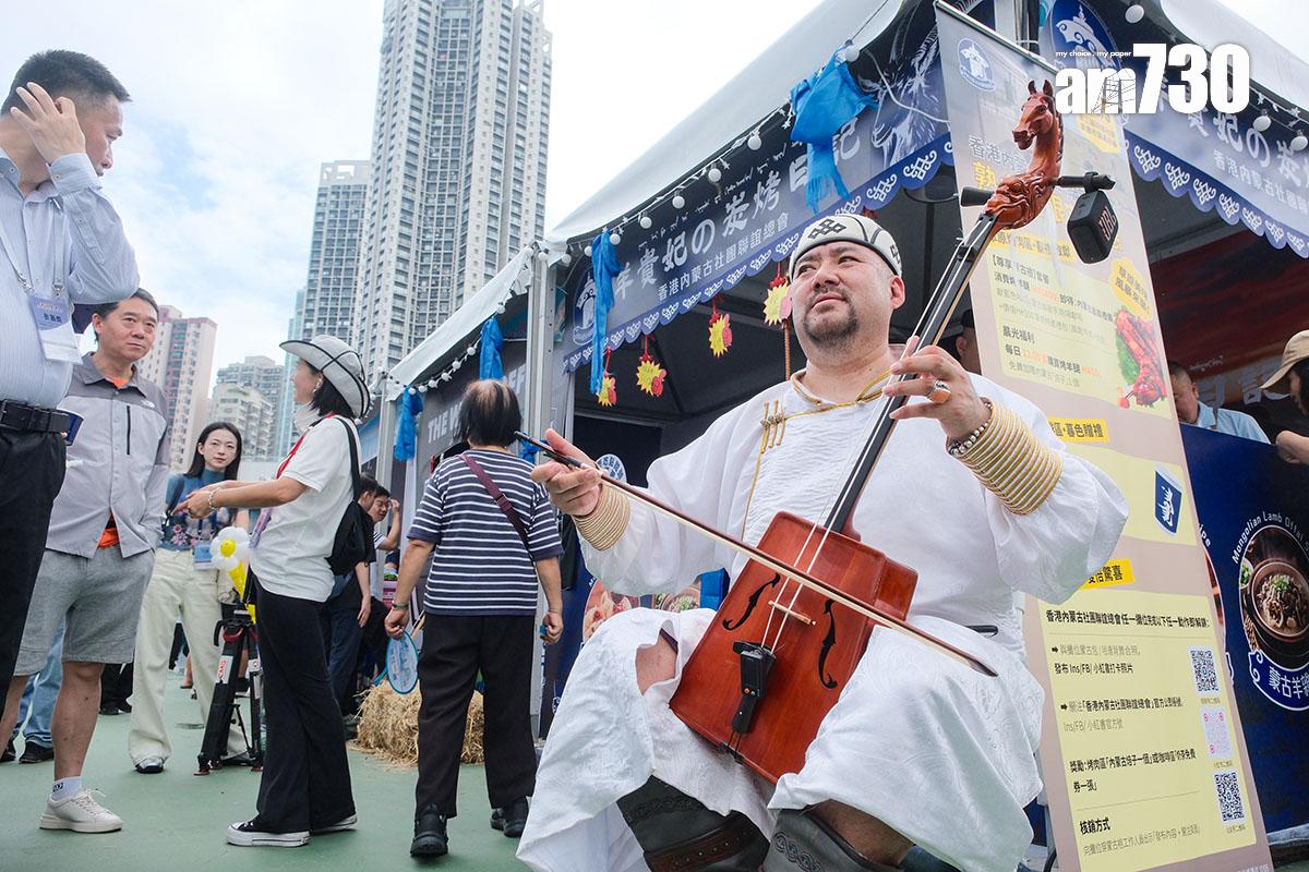 今年同鄉社團家鄉市集嘉年華設有近300個攤位。(中通社)