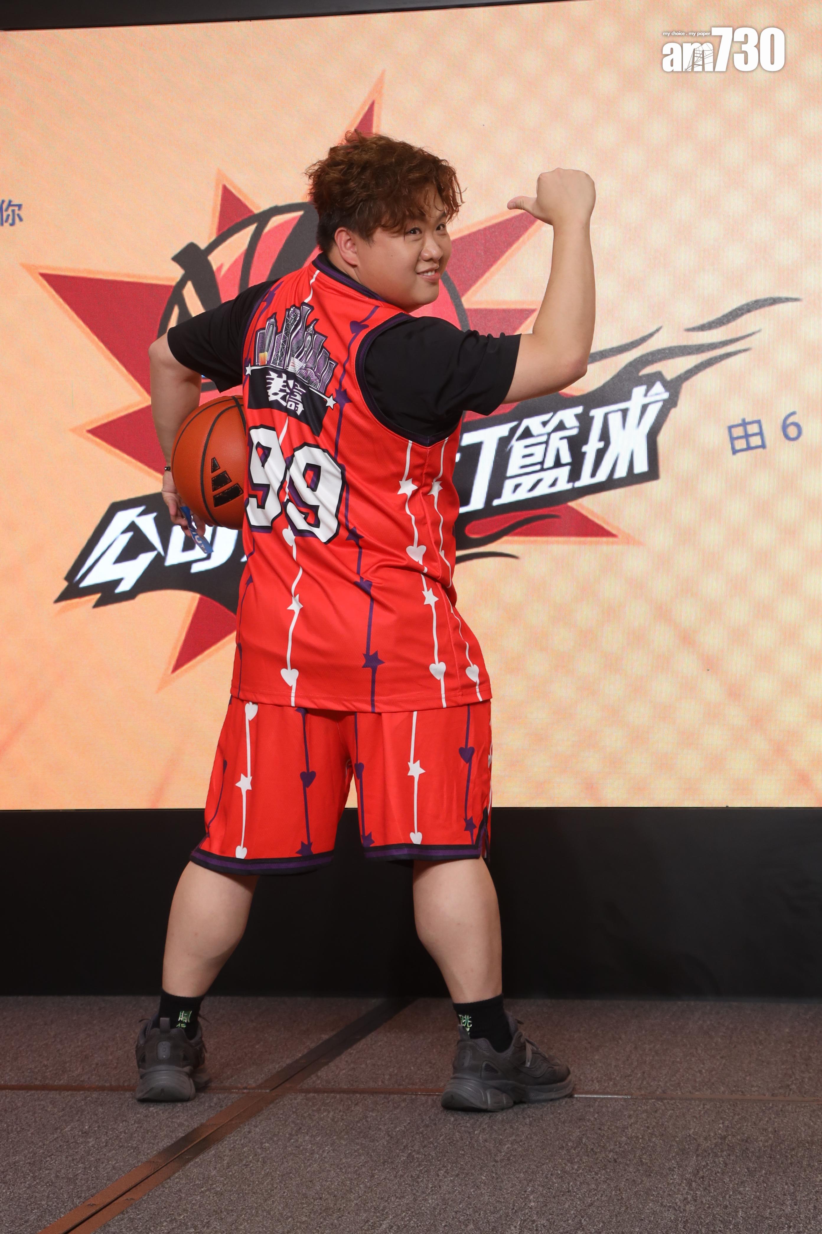 肥仔身穿99號印有姜濤名字的波衫,笑言落場比賽時常被叫作「姜濤」。(娛樂組攝)