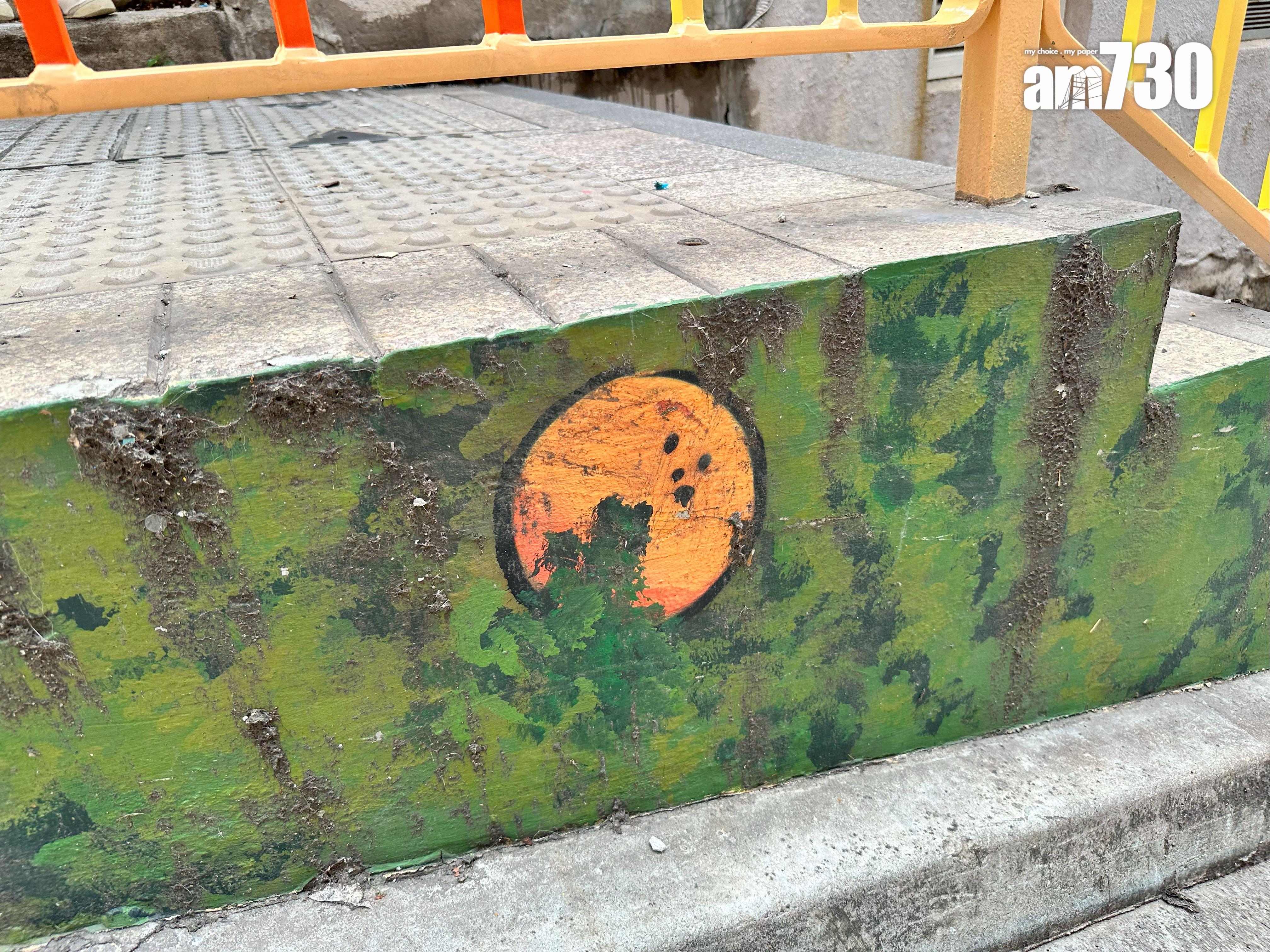 橙的壁畫會一直沿著樓梯掉到街尾。(陳穎琳攝)