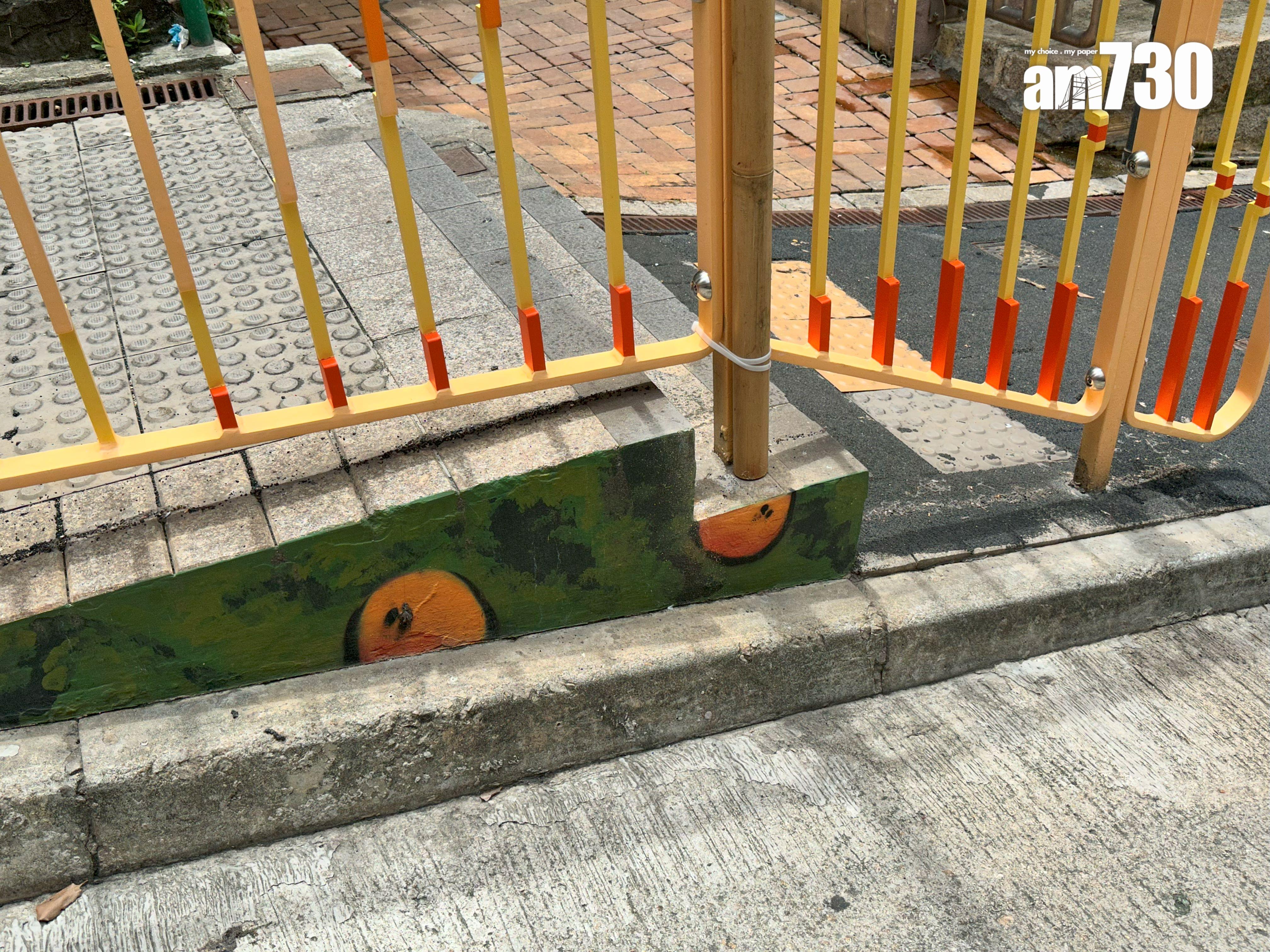 橙的壁畫會一直沿著樓梯掉到街尾。(陳穎琳攝)