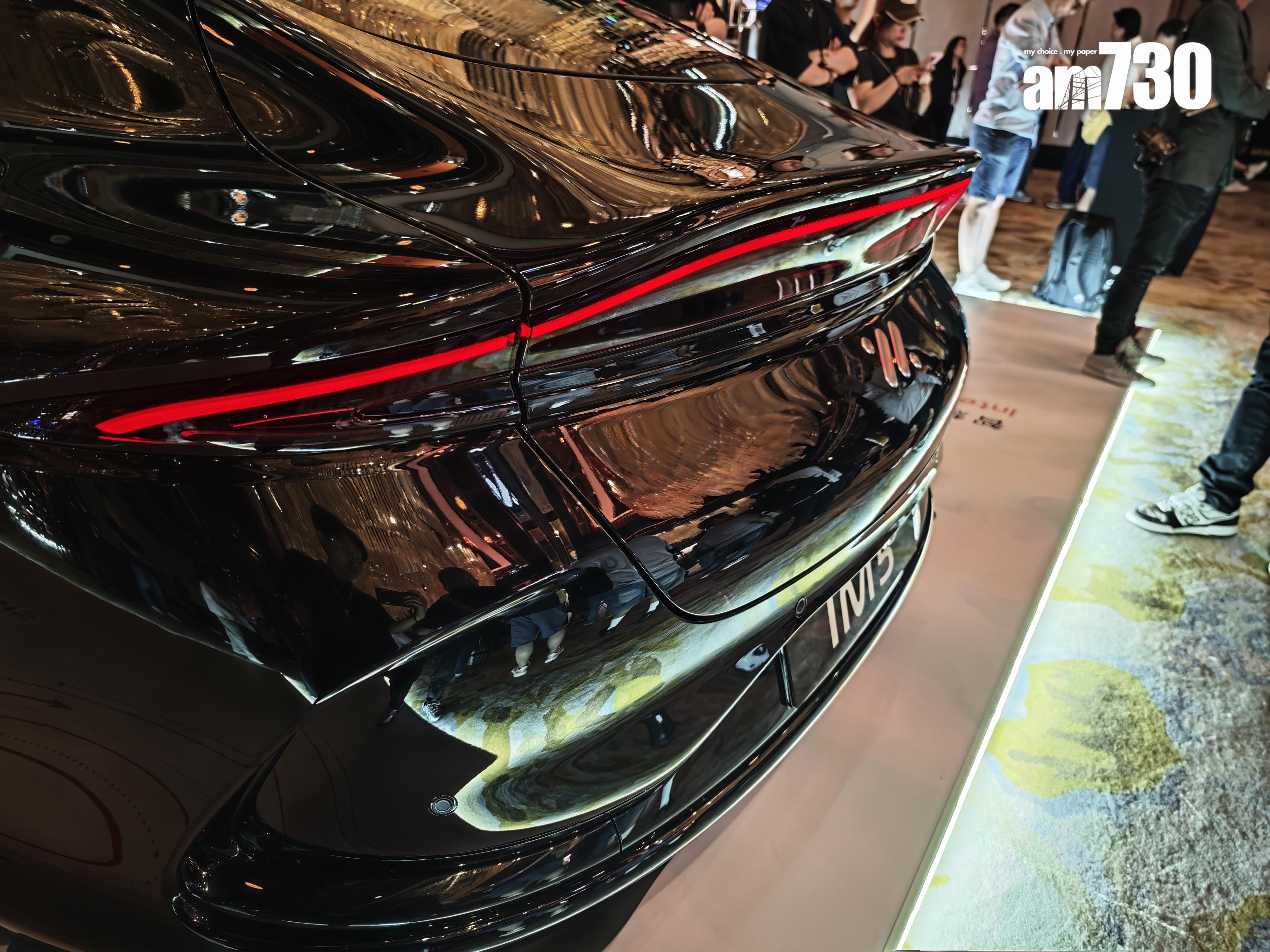 電動車|車尾有個微翹起的設計及貫穿式尾燈。