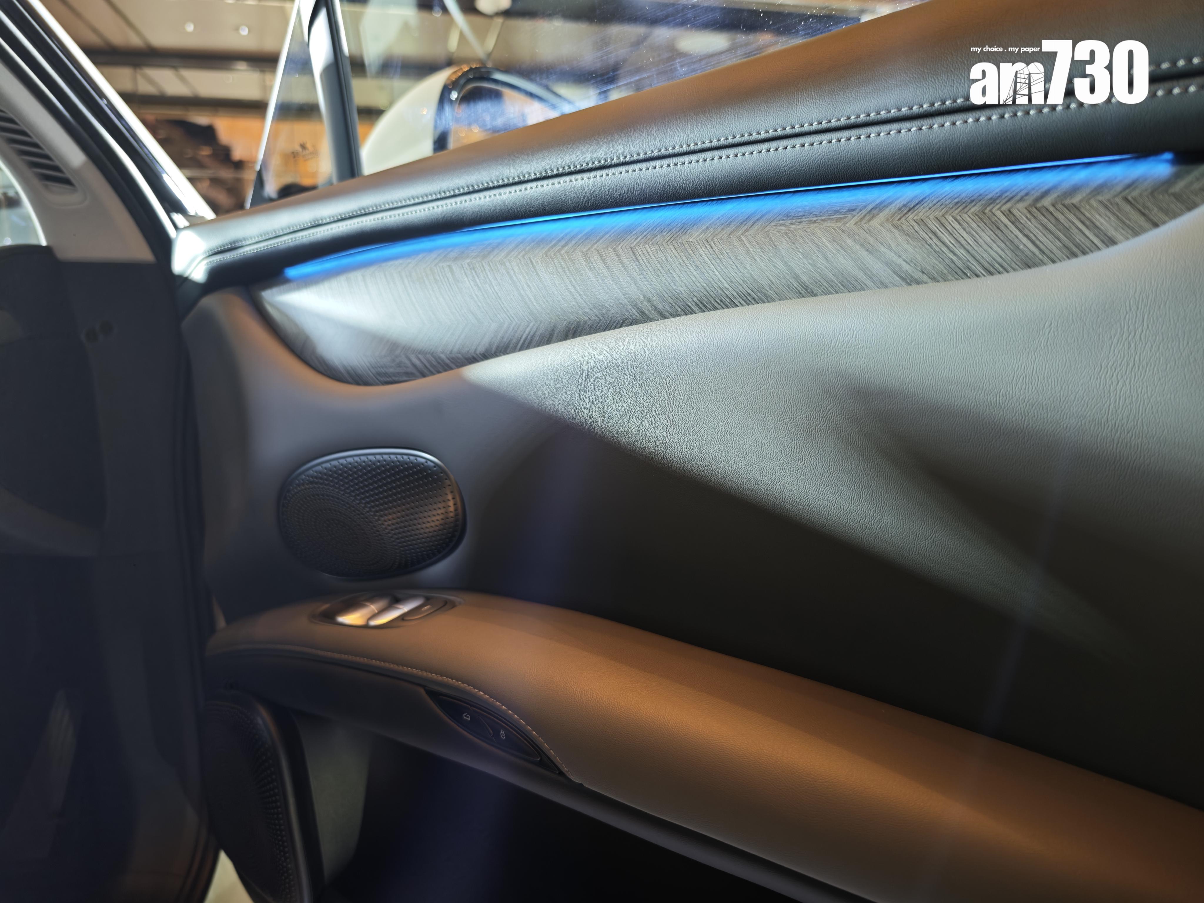 電動車|車門備有氣氛燈及木紋裝飾。