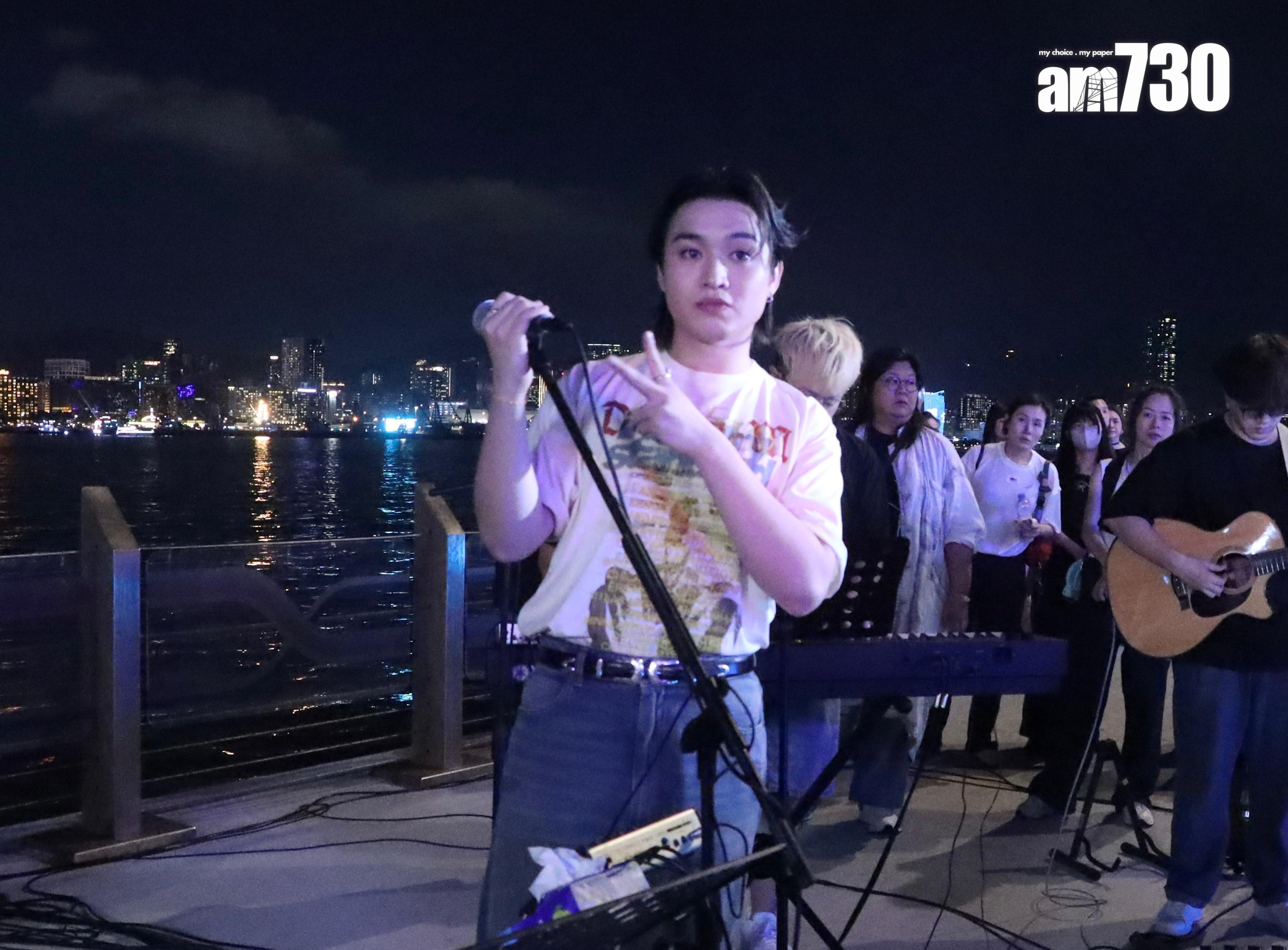 Jer柳應廷深知fans花了不少金錢搶飛睇騷,特地舉行busking與大家近距離接觸。(娛樂組攝)