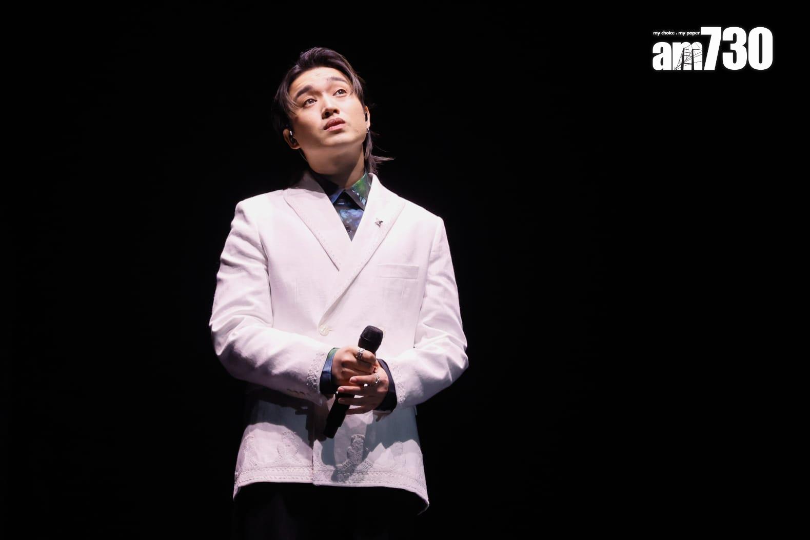 Jer柳應廷獻唱《黑洞裡》向方大同致敬。(蘇文傑攝)