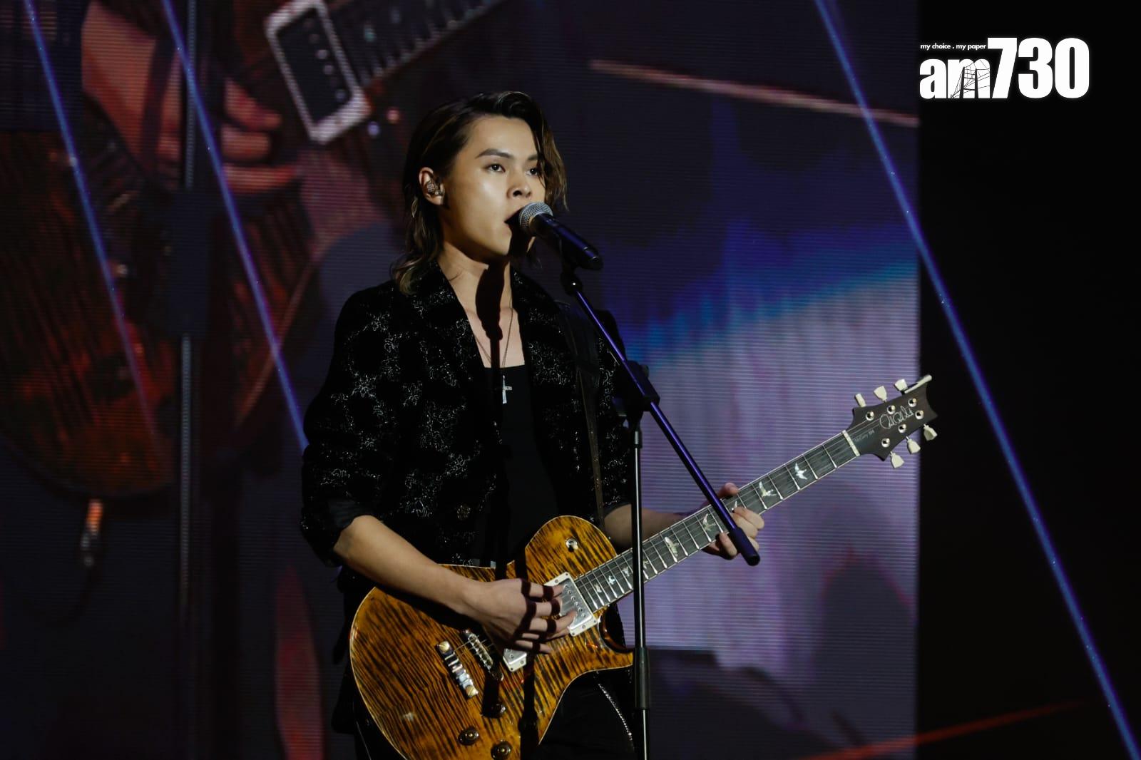 Tiger自彈自唱《Live The Way I Want》。(蘇文傑攝)