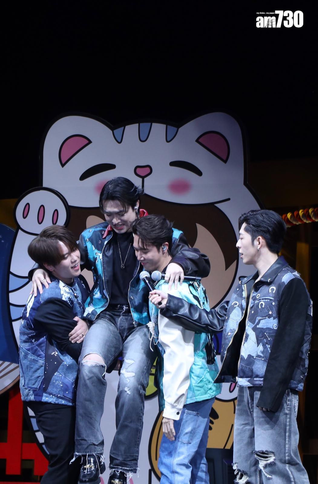 姜濤與Stanley扮轎抬起Jer,面容扭曲好吃力。