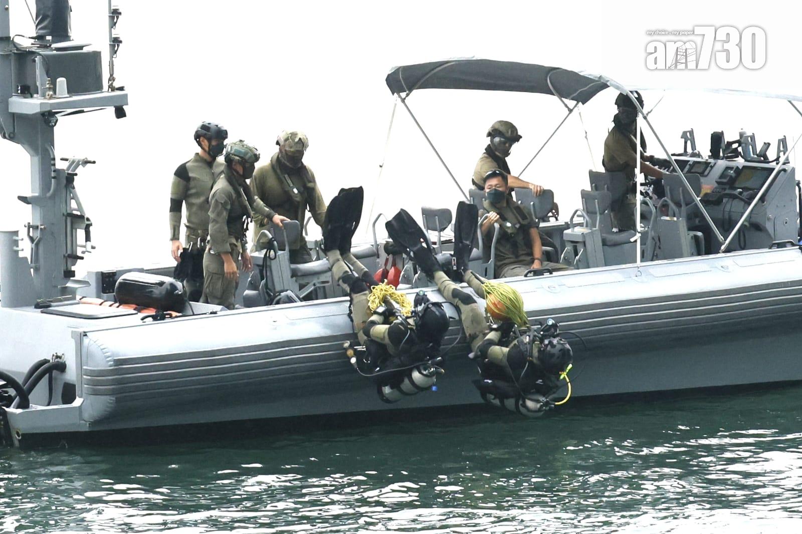 警方安排蛙人於維港搜尋電話。(林俊源攝)